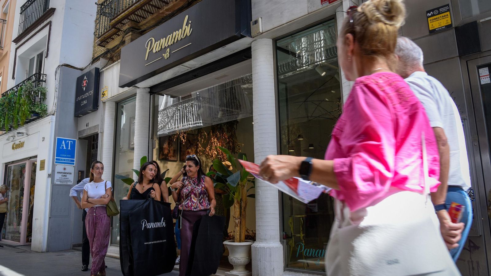 Varias clientas salen de una tienda de Panambi.