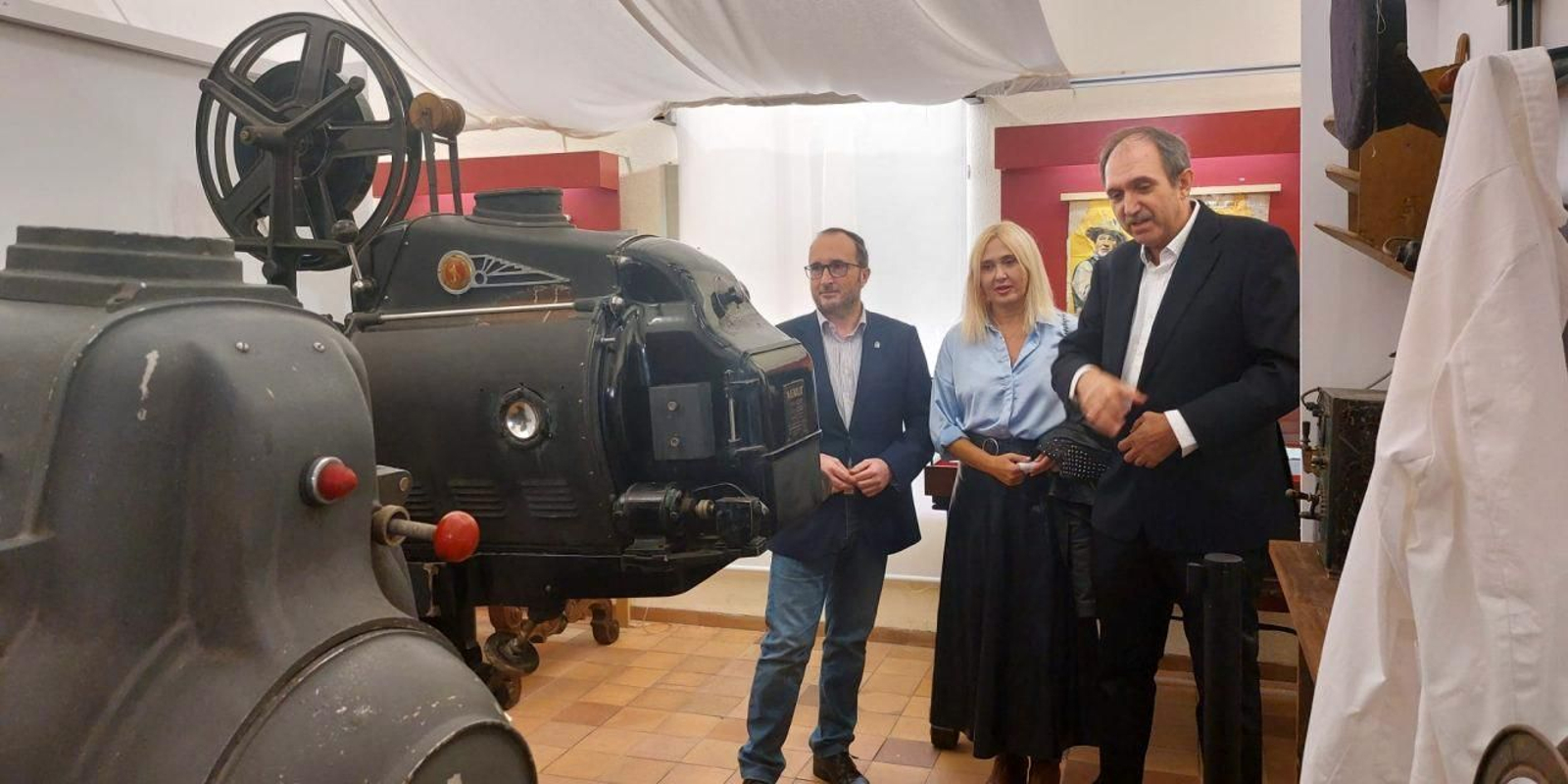Una de las primigenias máquinas de exhibición de películas que se utilizan hace décadas en Jaén. Una de las primigenias máquinas de exhibición de películas que se utilizan hace décadas en Jaén.