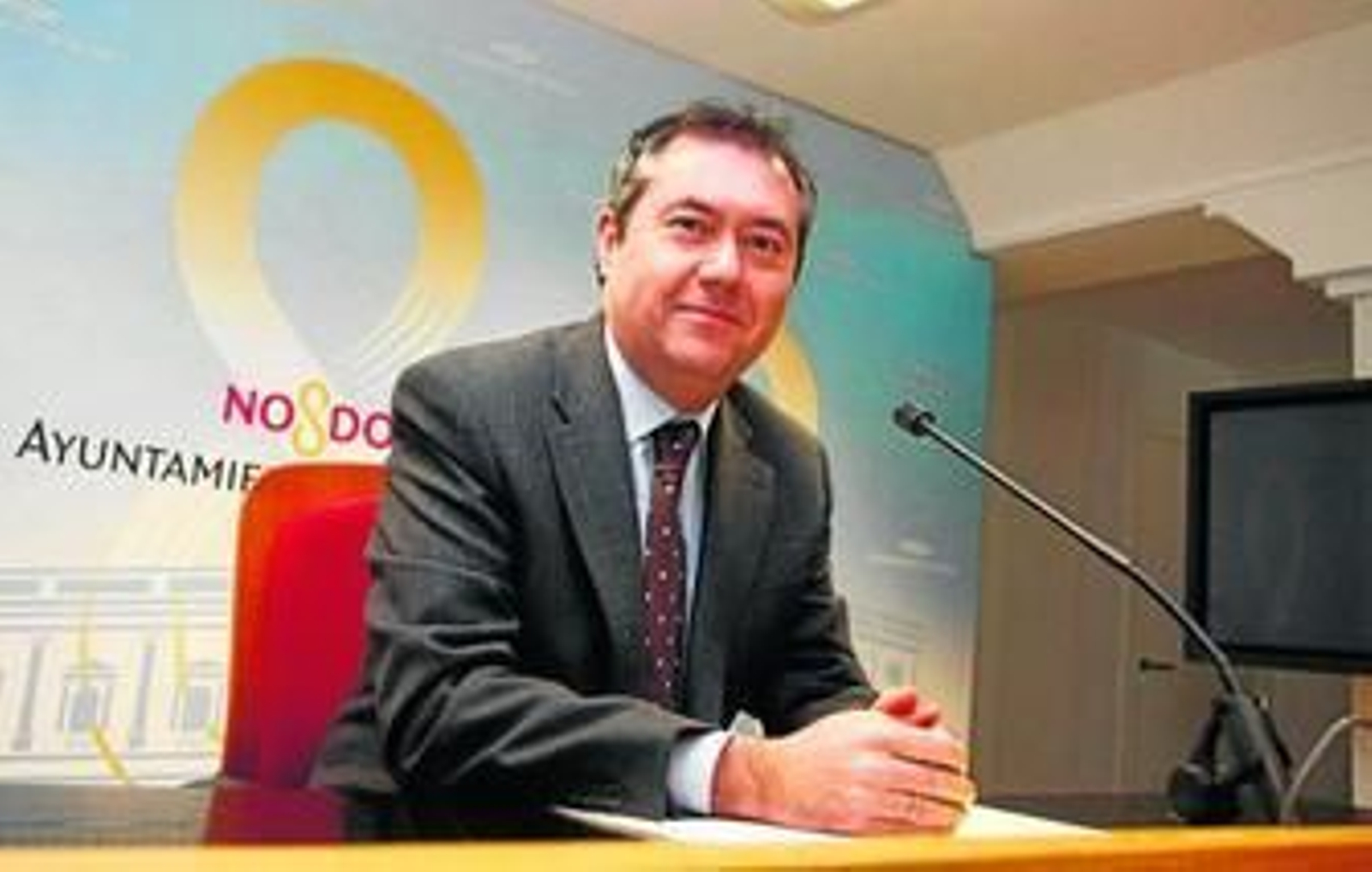 El portavoz socialista, Juan Espadas, minutos antes de la rueda de prensa.