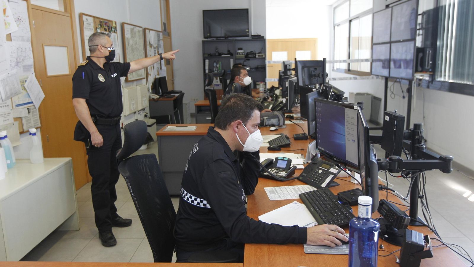 Sala de control de la Policía Local de Almería capital.