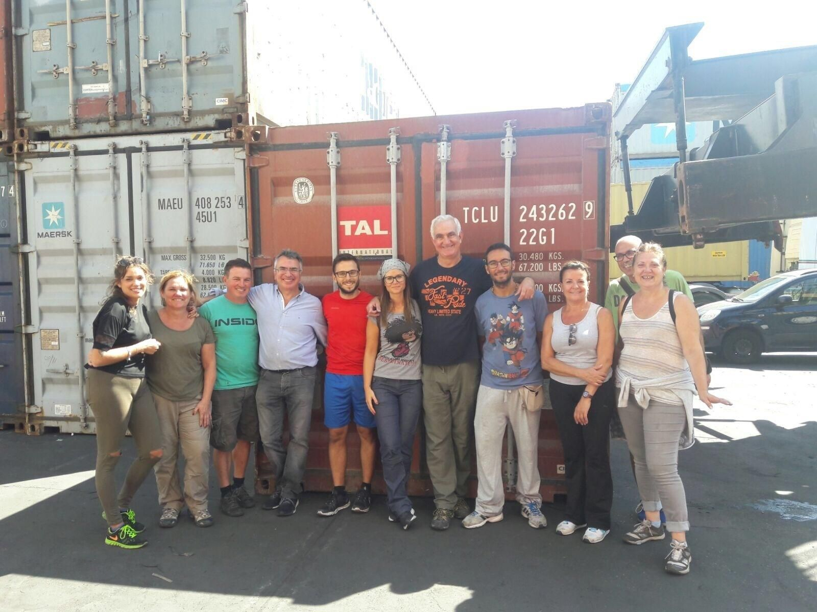 Voluntarios de la AACS y de Kentaja con el contenedor que han enviado.