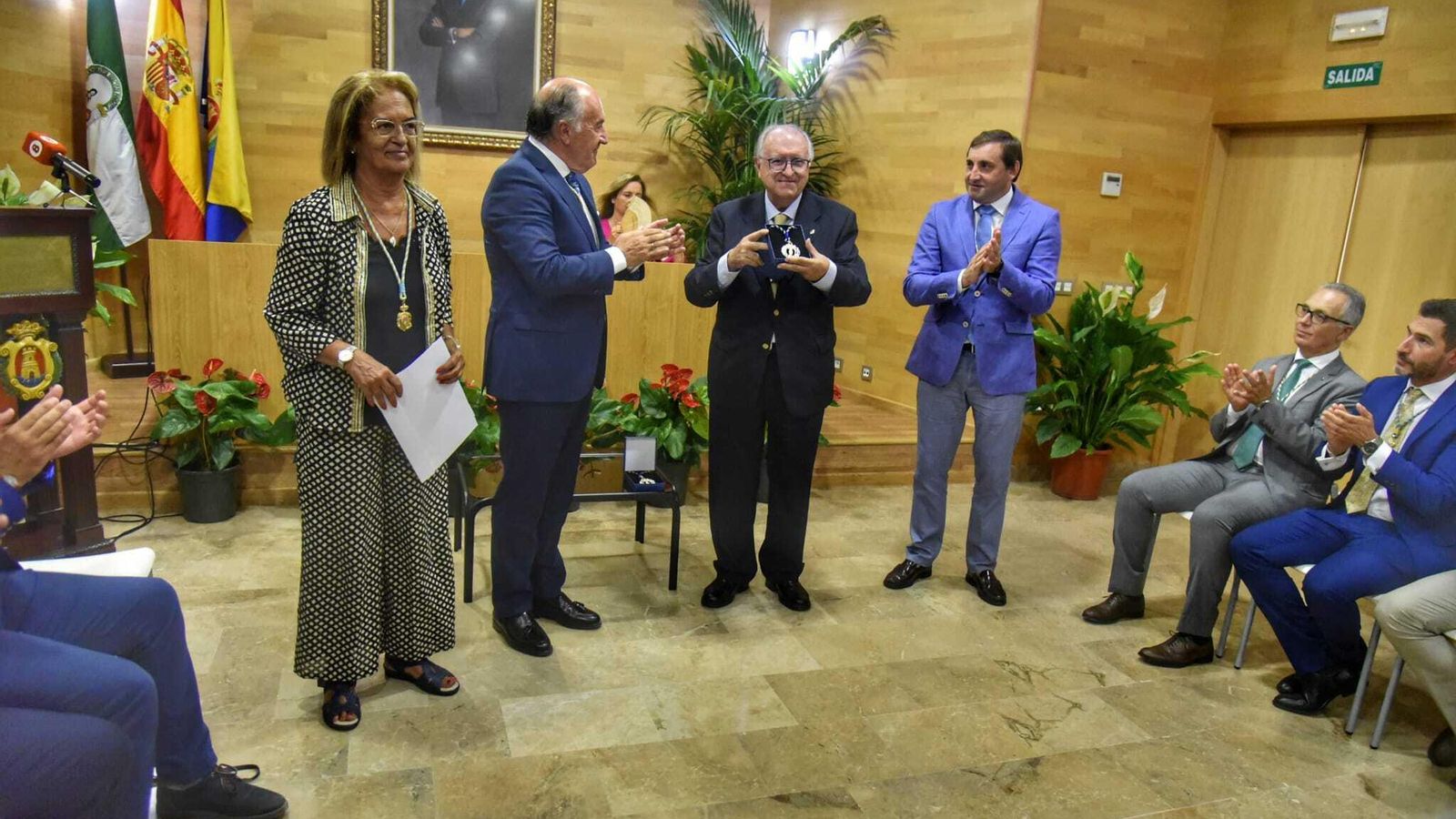 José Sánchez, presidente del Colegio de Graduados Sociales, muestra la medalla.