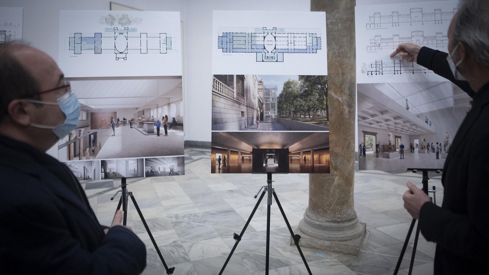 El ministro Iceta escucha las explicaciones de Vázquez Consuegra en su última visita al museo.