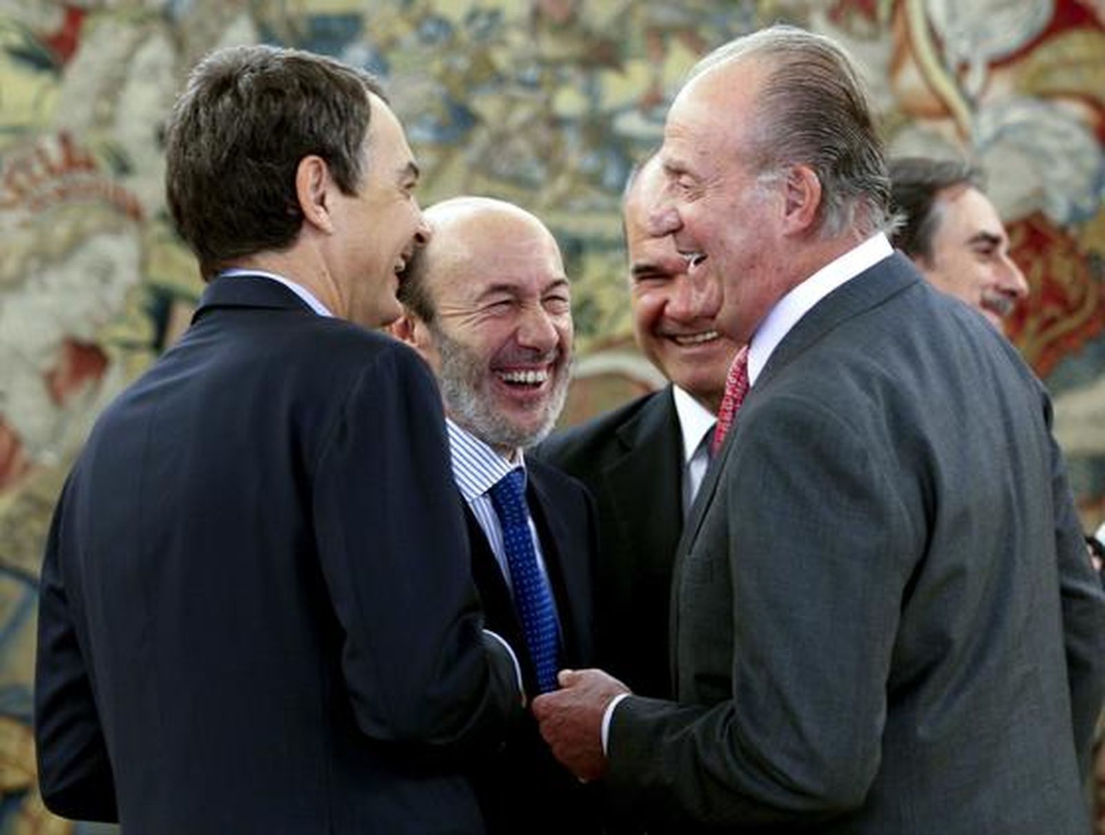 El Rey saluda a los miembros del Gabinete de José Luis Rodríguez Zapatero en la toma de posesión de sus nuevos cargos.

Foto: EFE