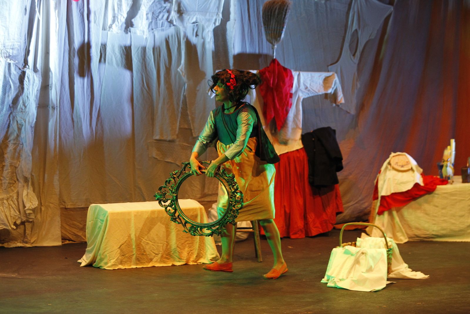 Fotogalería Festival Teatro El Ejido. Obra "El Desván de los Hermanos Grim"