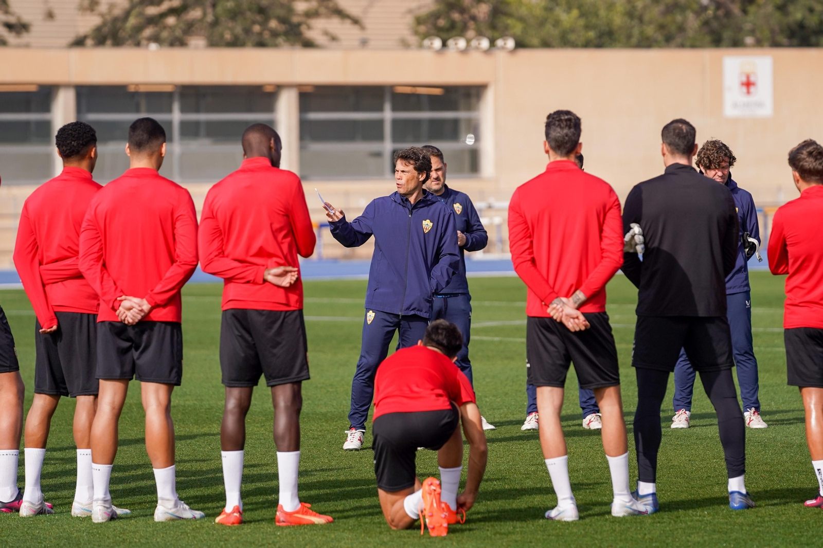 Rubi se dirige a sus jugadores en una sesión en el anexo