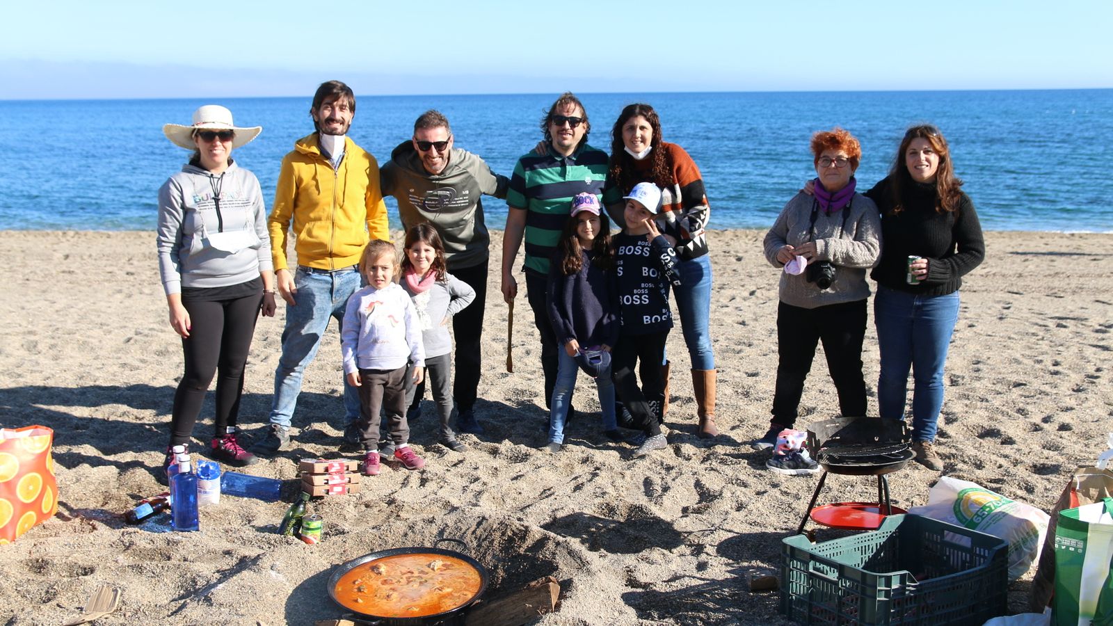 No faltó incluso una buena paella a los pies de la playa.