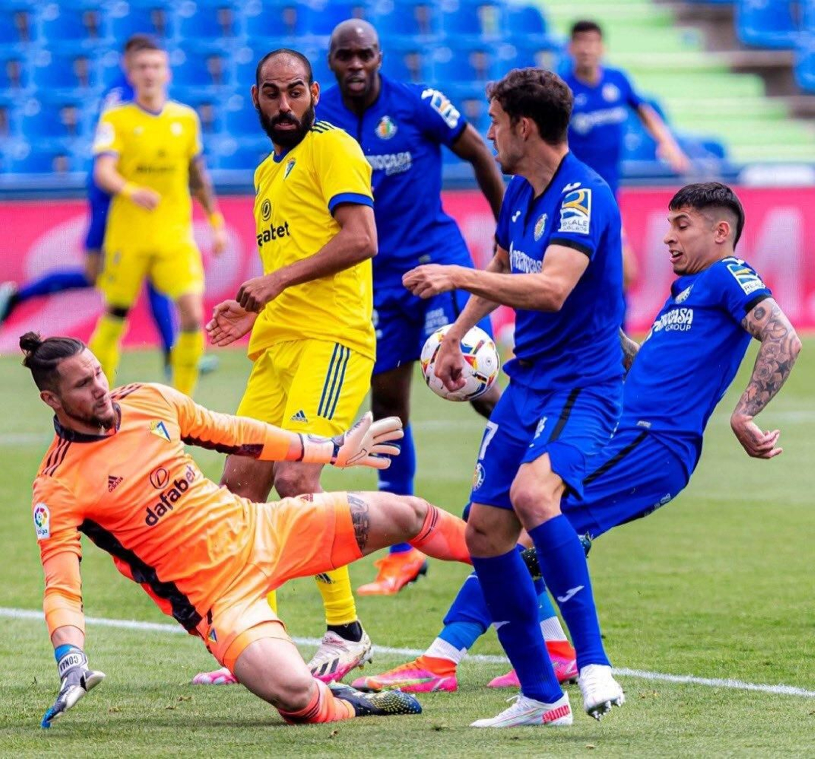 Ledesma interviene, ante la mirada de Fali, en una de los ataques del Getafe.