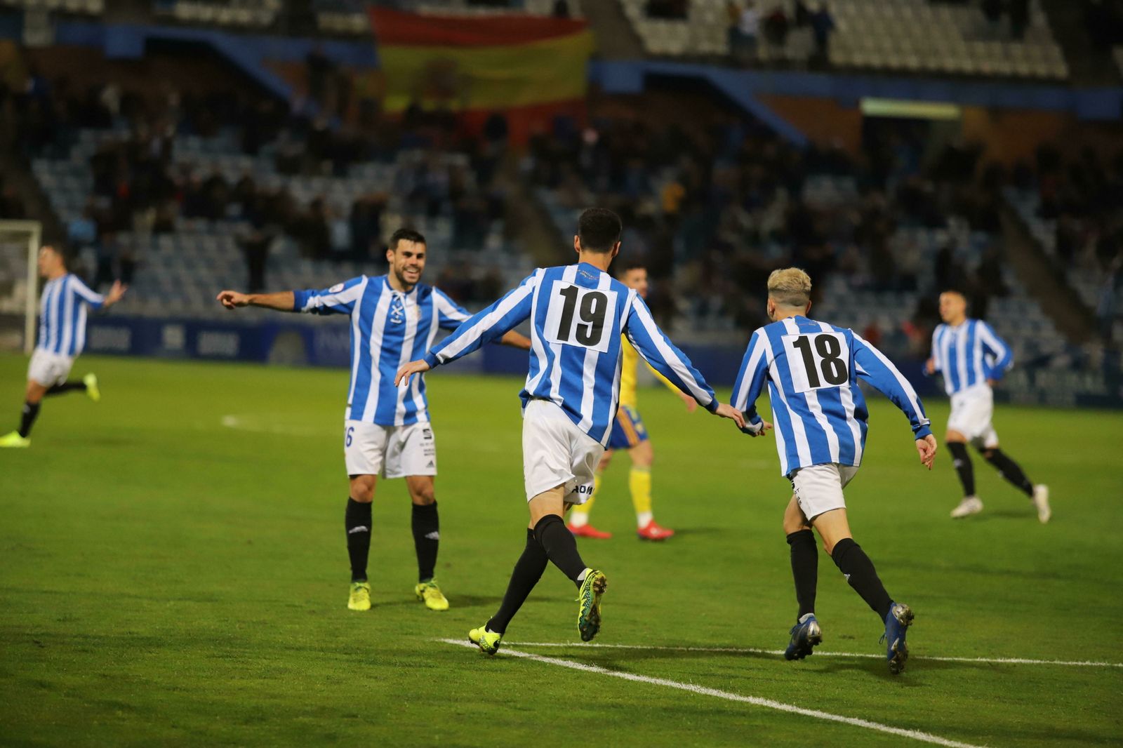 Los jugadores del Recreativo celebran el tanto en propia del Cádiz B que les dio la victoria