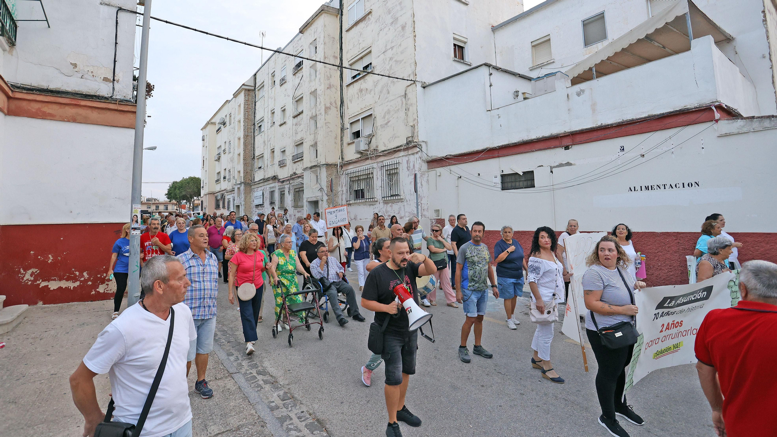 Manifestación de los vecinos de La Asunción de Jerez por los retrasos de la rehabilitación de sus bloques