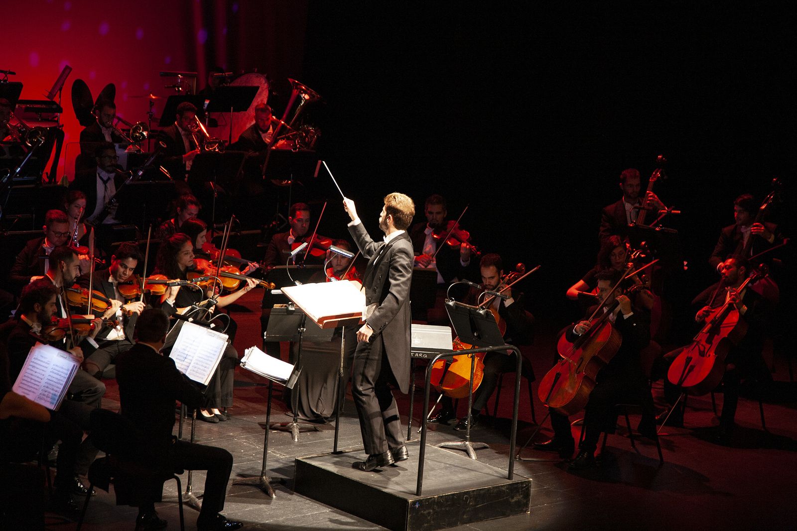 La Royal Film Concert Orchestra estuvo magistral en su concierto de bandas sonoras en Roquetas de Mar.