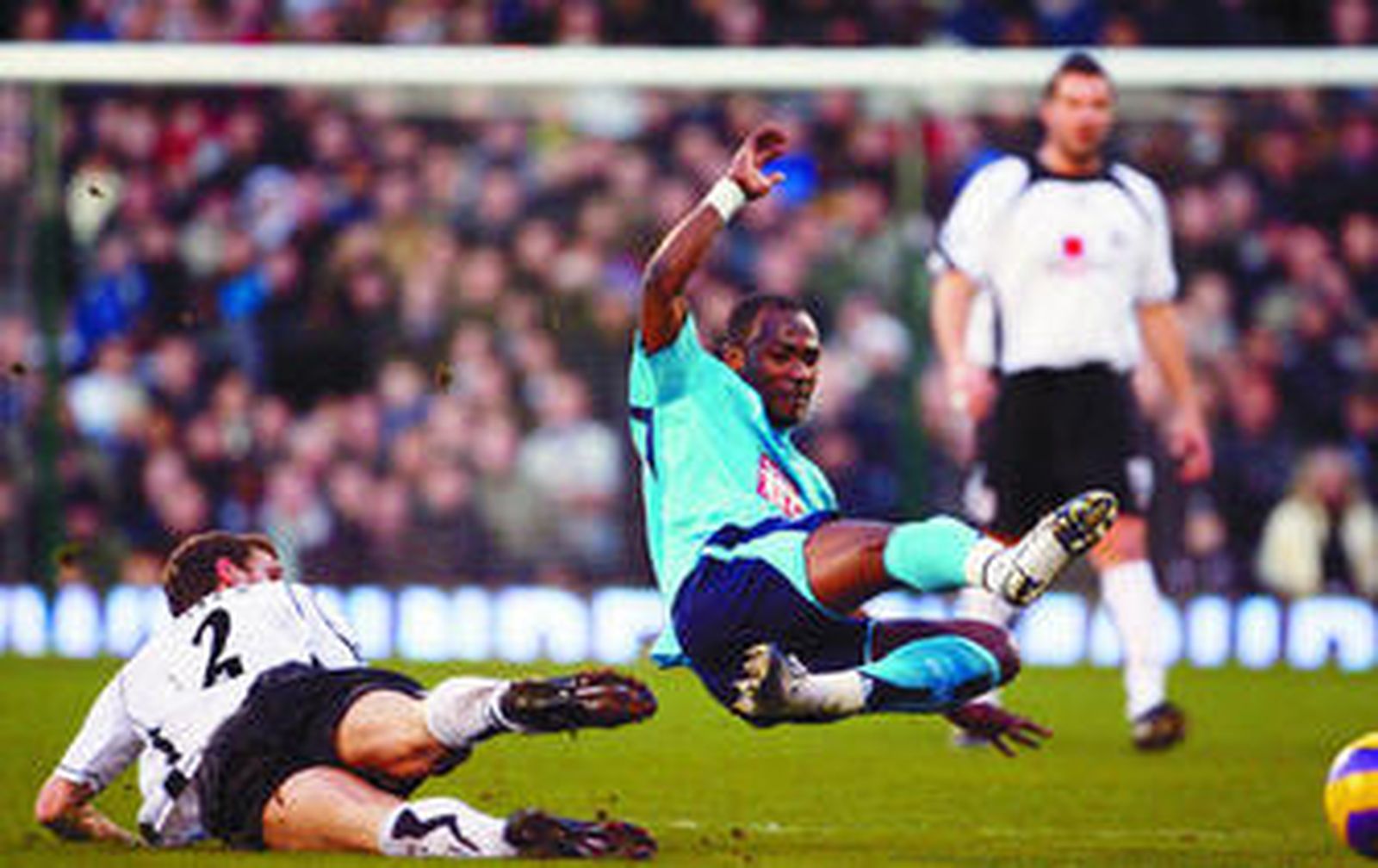 Didier Zokora se lanza para cortar un balón durante un partido liguero ante el Fulham.