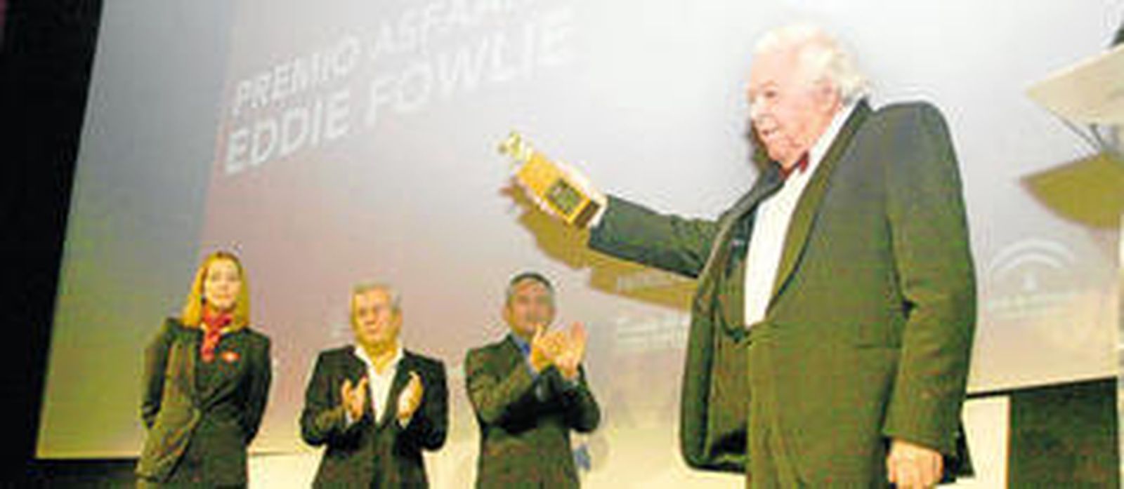 1. Eddie Fowlie brindó a los asistentes el galardón que le otorgó la ASFAAN. 2. El director y la productora del cortometraje 'Una segunda posguerra'. 3. Largas colas para entrar al homenaje a Eddie Fowlie. 4. El Teatro Cervantes presentó un lleno completo y el público estuvo entregado, en todo momento, al homenaje de Eddie Fowlie. 5. La entrada al Teatro siempre predomina por el movimiento que hay.