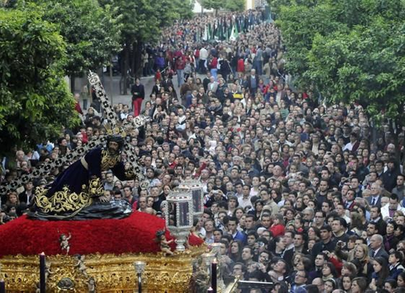 Nuestro Padre Jesús de las Penas procesiona por las calles del centro.  Foto: Juan Carlos Vázquez