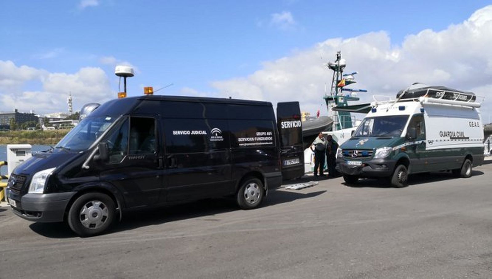 Los servicios funerarios trasladan el cuerpo de Manuel.