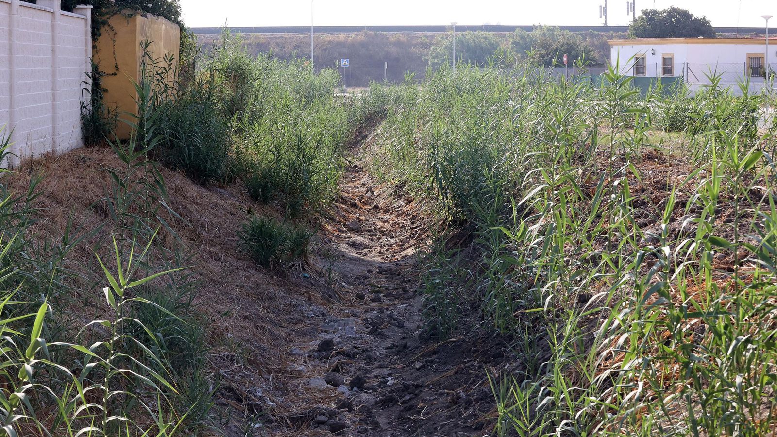 Los vecinos llevan décadas pidiendo una solución al canal.