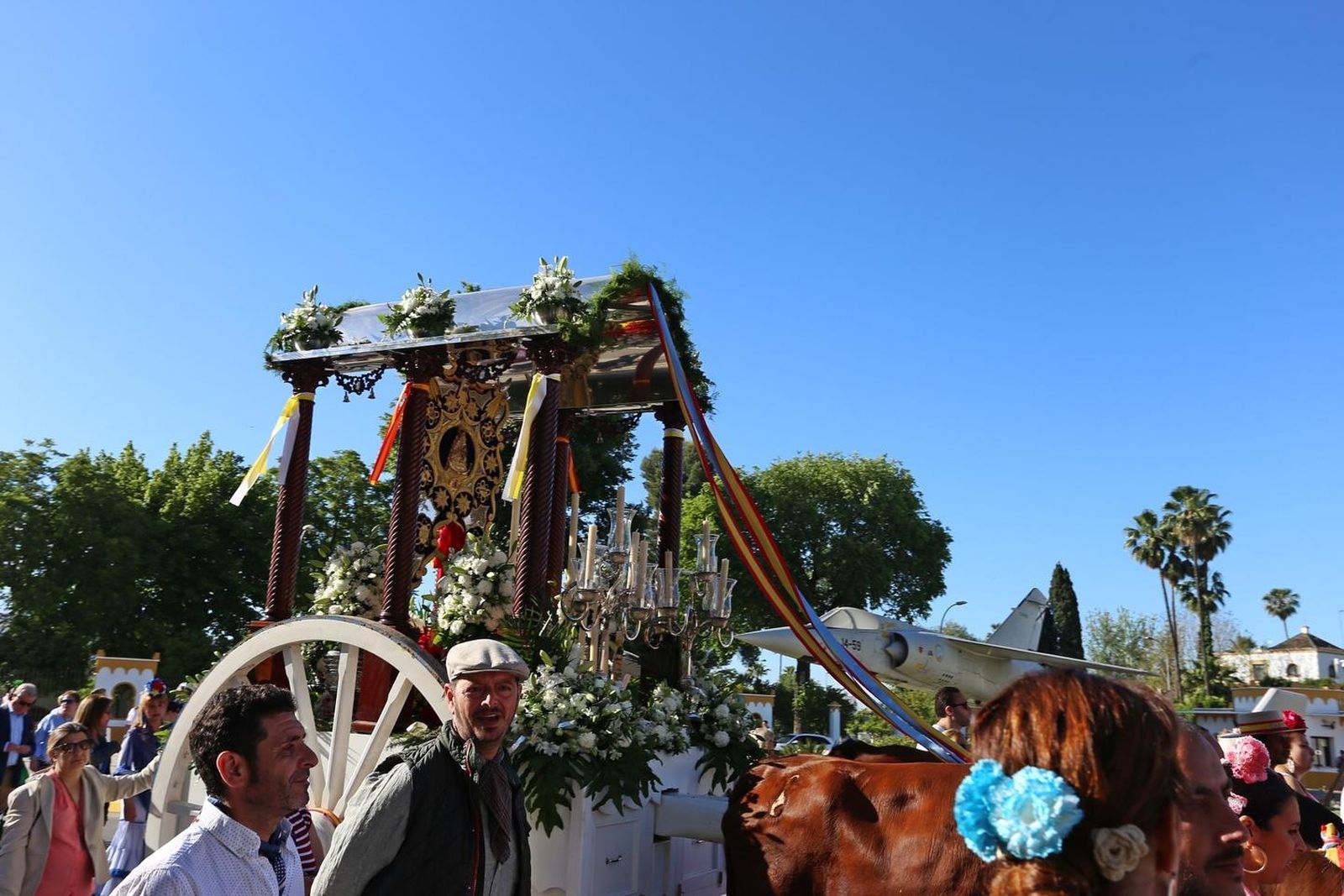 La salida hacia El Rocío de la Hermandad Castrense