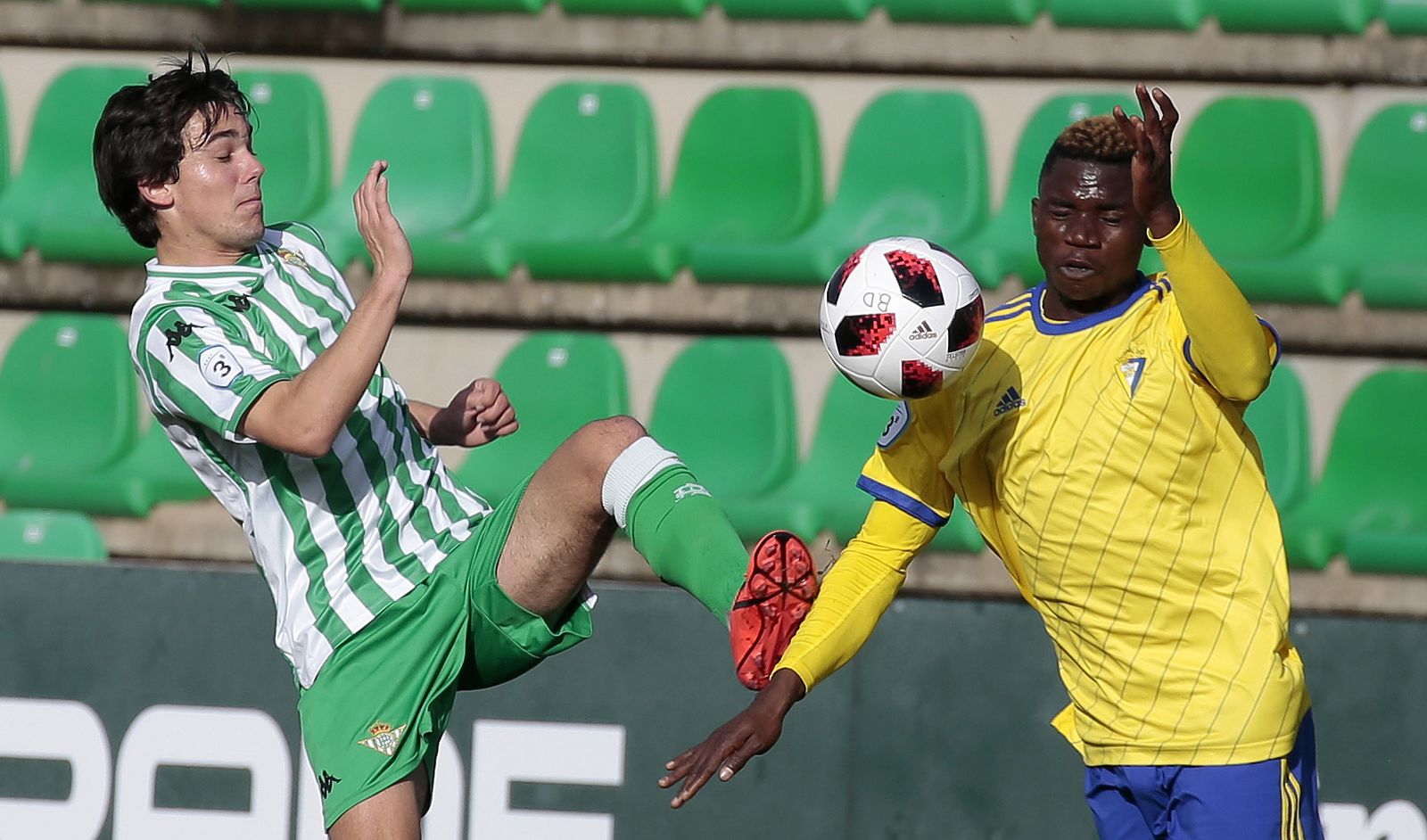 Peter recibe un golpe en su brazo derecho en una pugna con un jugador del filial bético.