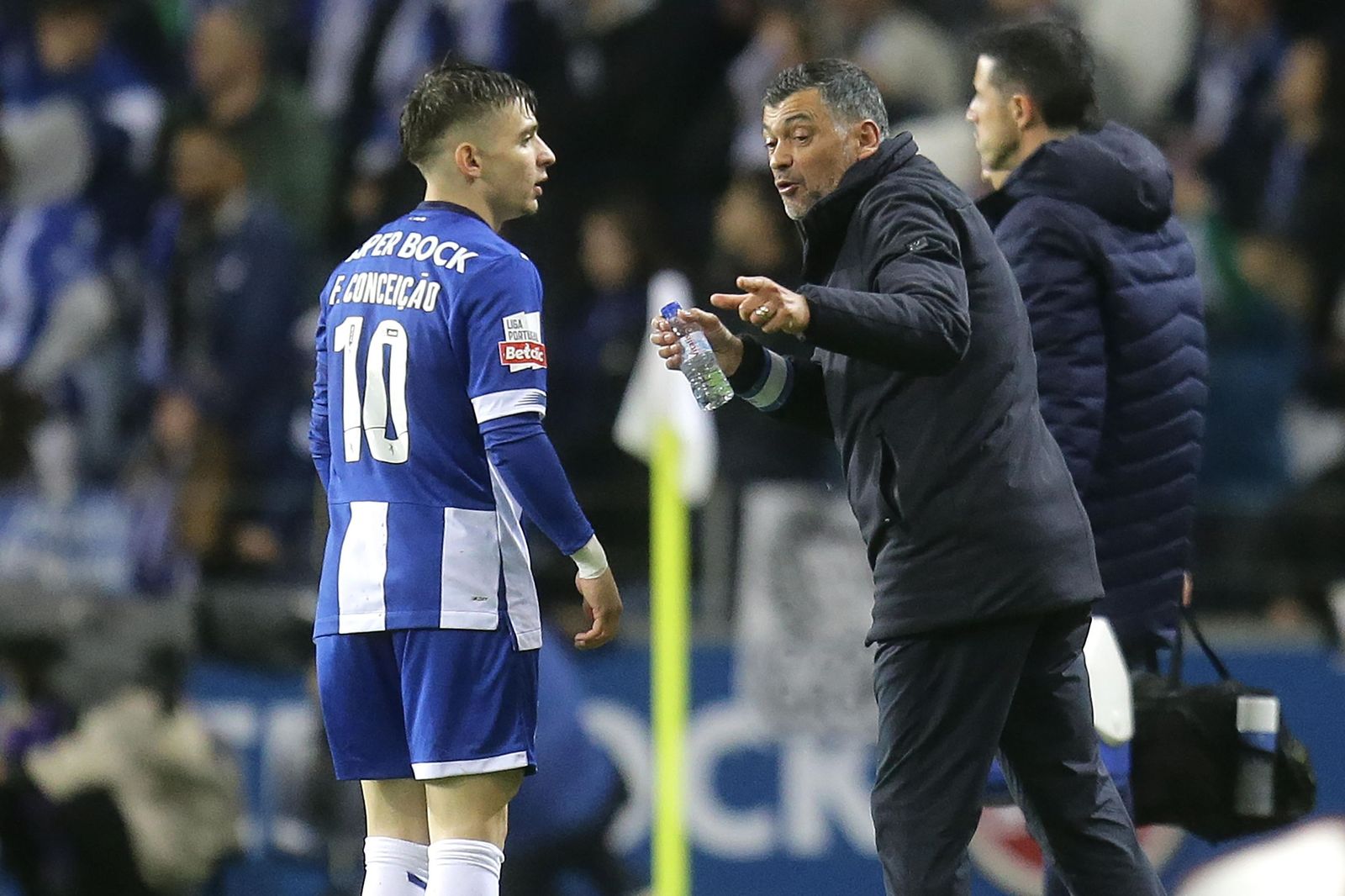 El entrenador del Oporto, Sérgio Conceição, da indicaciones a uno de sus jugadores.