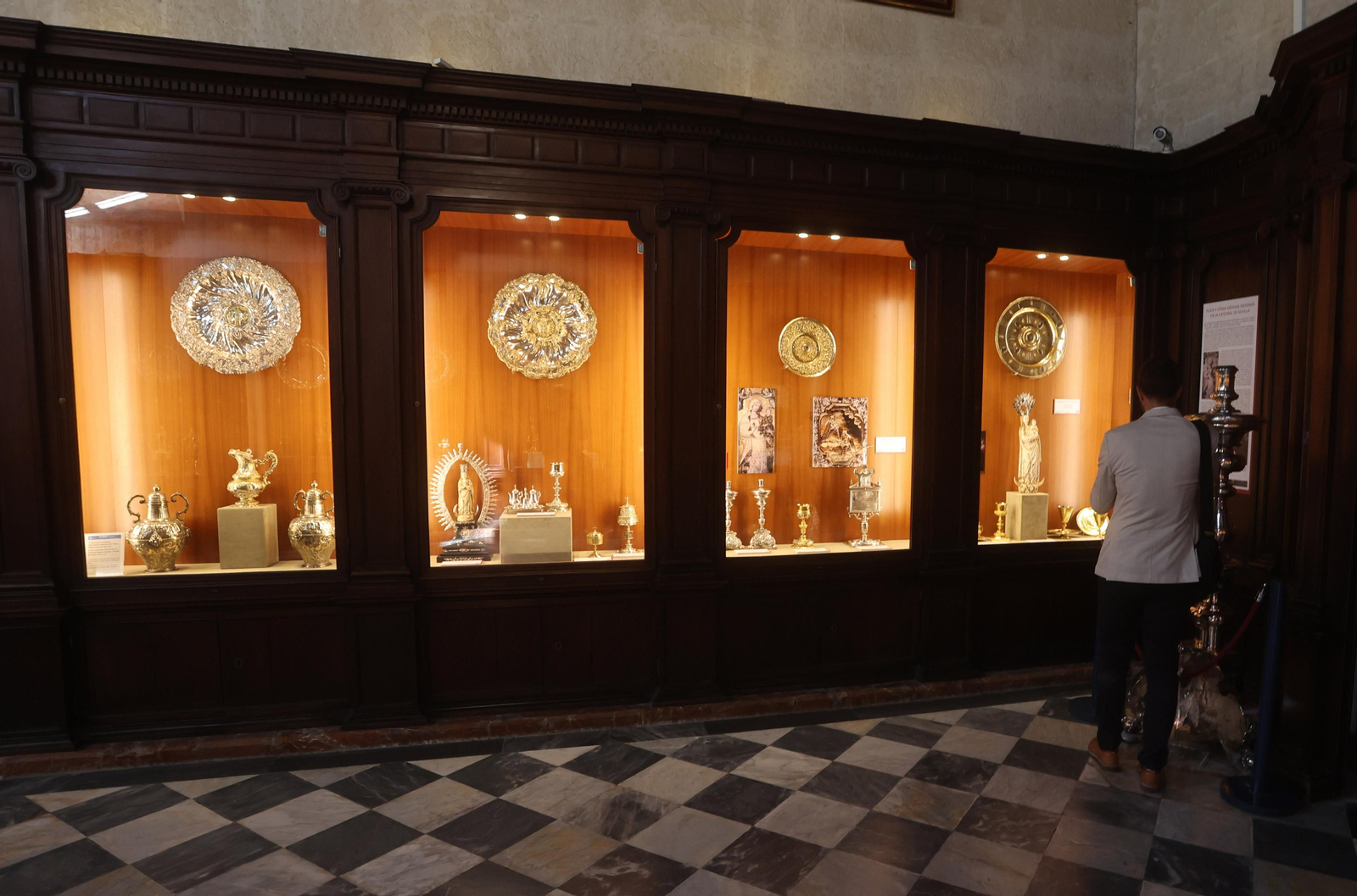 EXPOSICION  PLATA Y OTRAS DADIVAS INDIANAS EN LA CATEDRAL DE SEVILLA