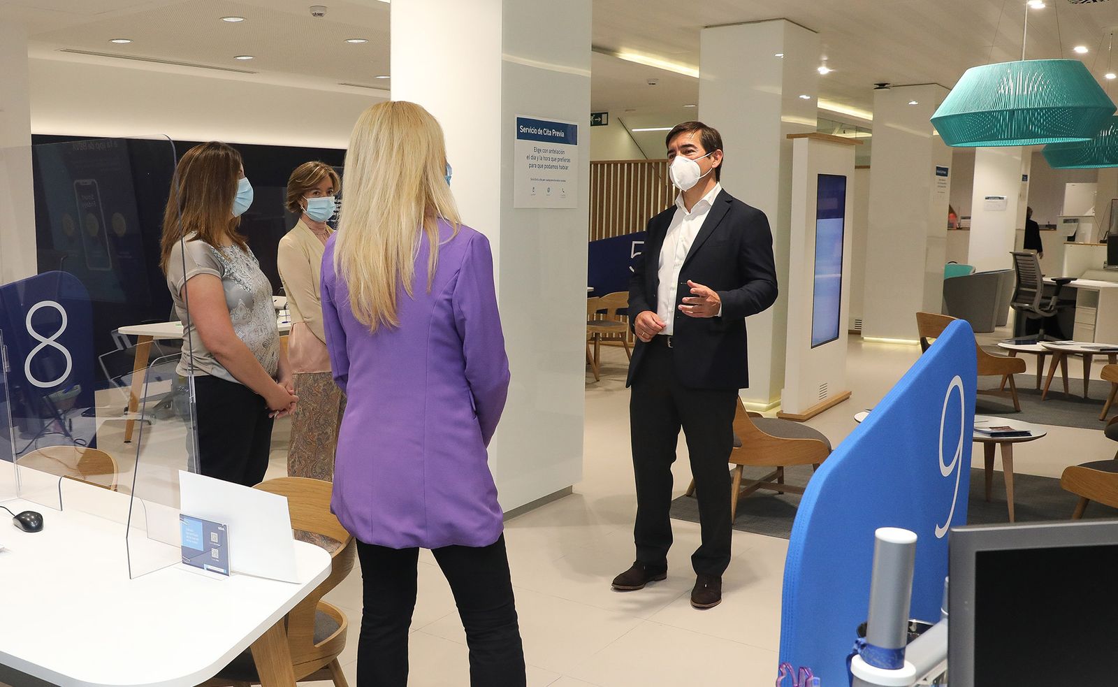 Carlos Torres Vila, presidente de BBVA, en una oficina del banco