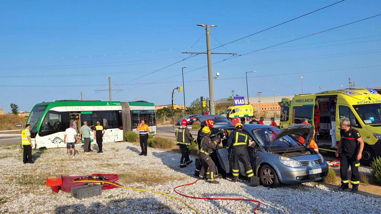Las fotos del accidente entre el Metro de Málaga y un coche en El Cónsul
