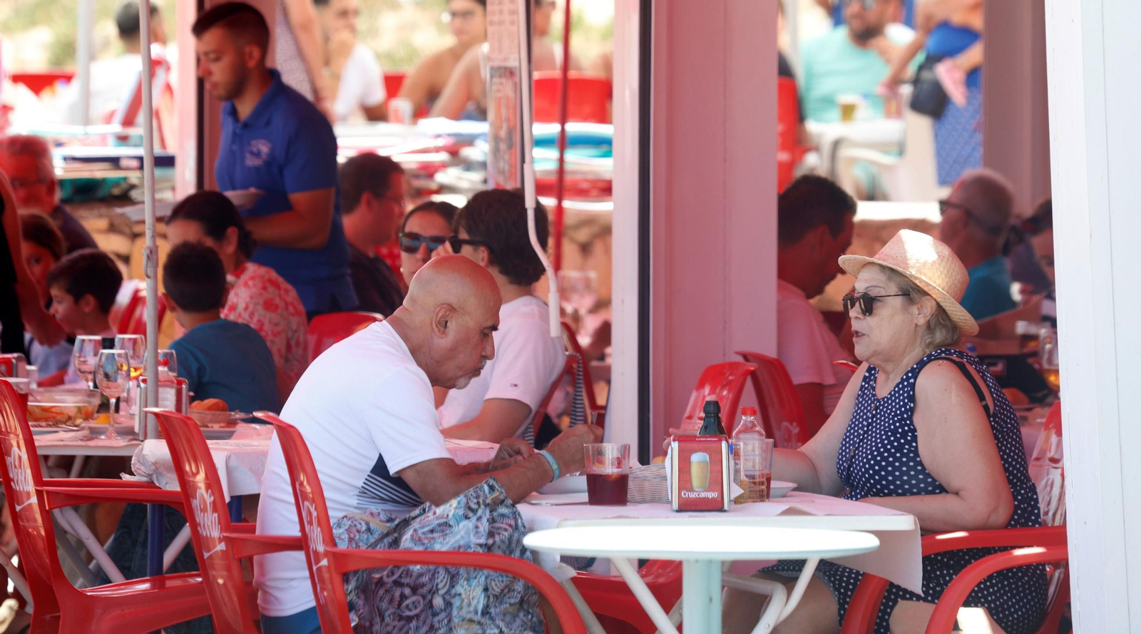 Uno de los establecimientos de hostelería que ya funcionan en el paseo marítimo de Getares.