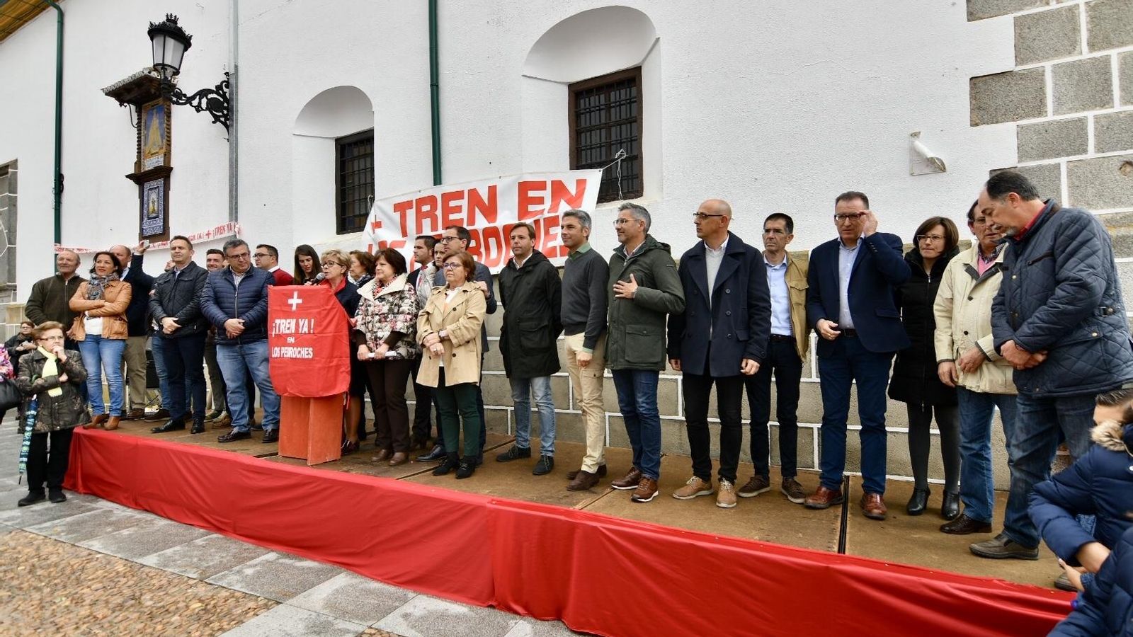 Daría Romero lee un manifiesto en presencia de políticos asistentes a la concentración.
