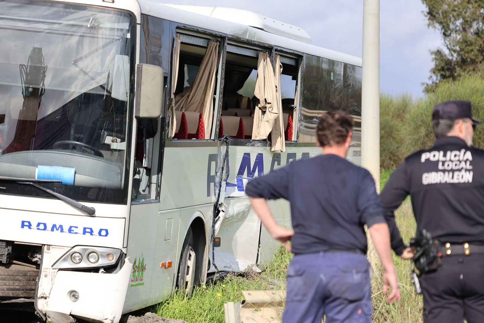 El accidente entre un autobús escolar y un camión en Gibraleón este jueves en imágenes