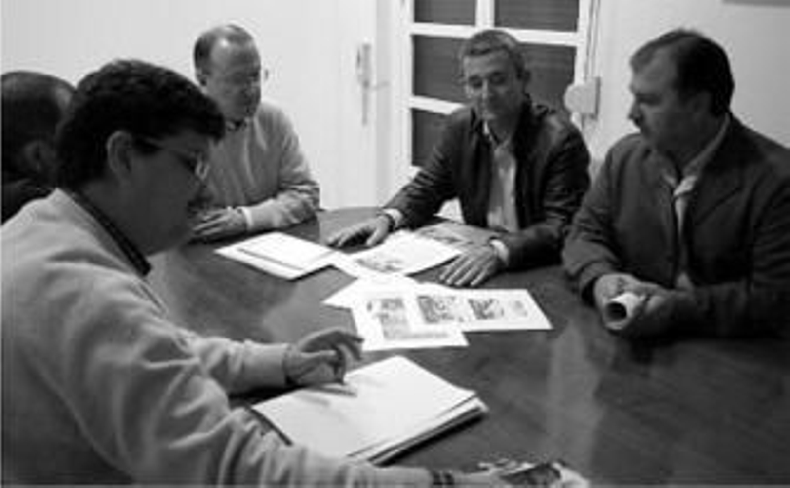 Miembros de la plataforma ayer durante la reunión. Miembros de la plataforma ayer durante la reunión.