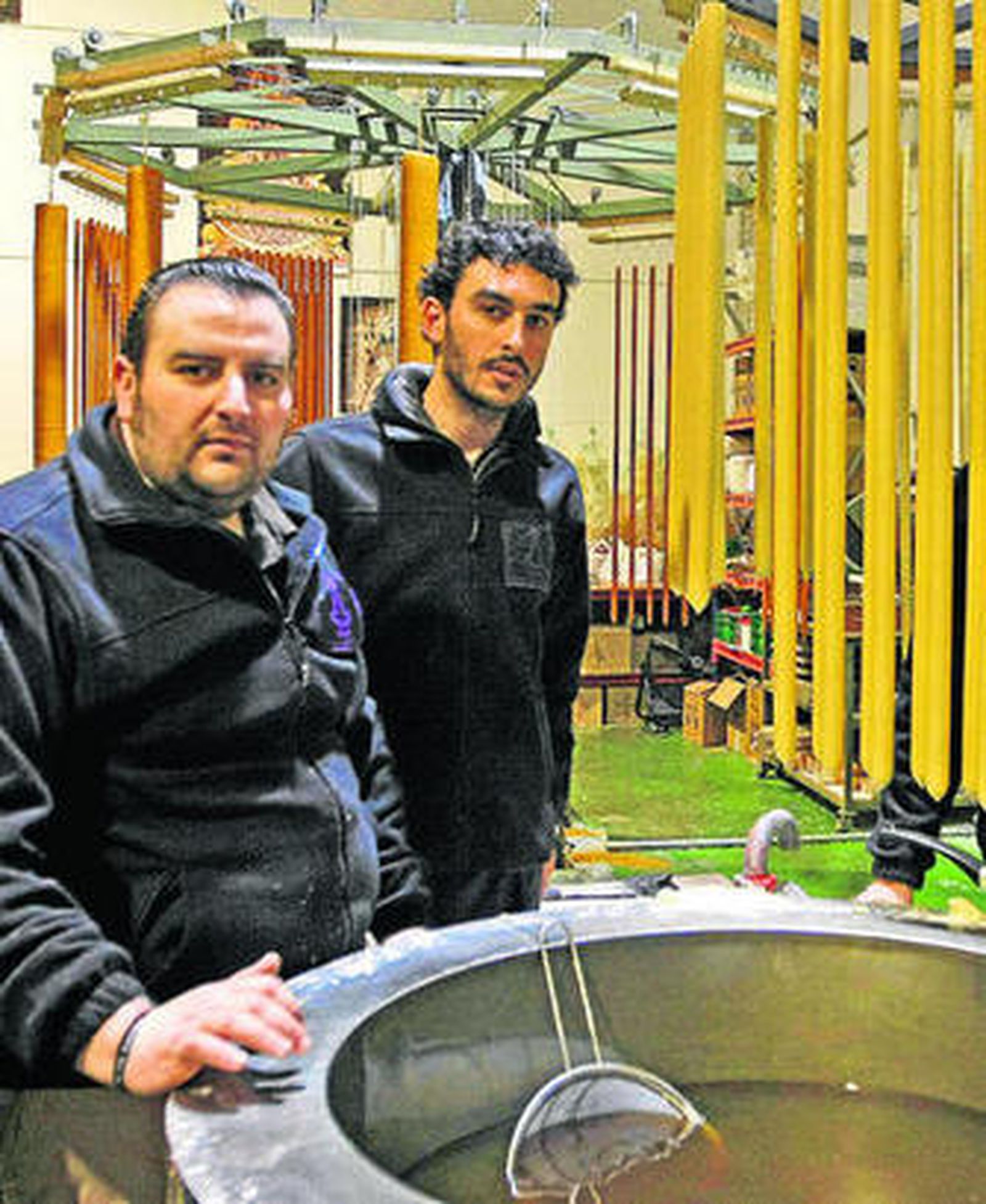 En primer término, Fernando García en la fábrica.