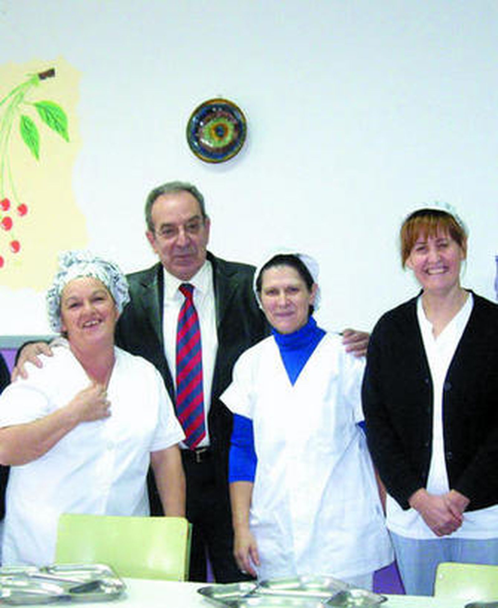 El delegado de Educación con las cocineras del centro Solymar.