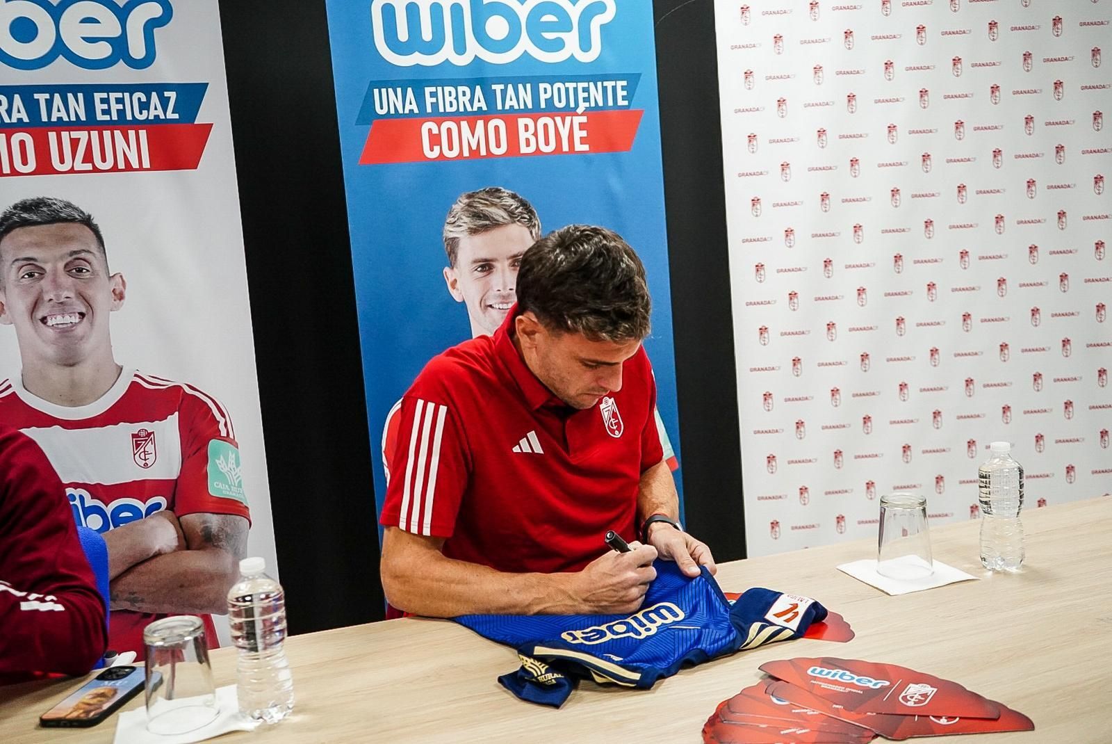 Las mejores imágenes de la firma de autógrafos del Granada CF