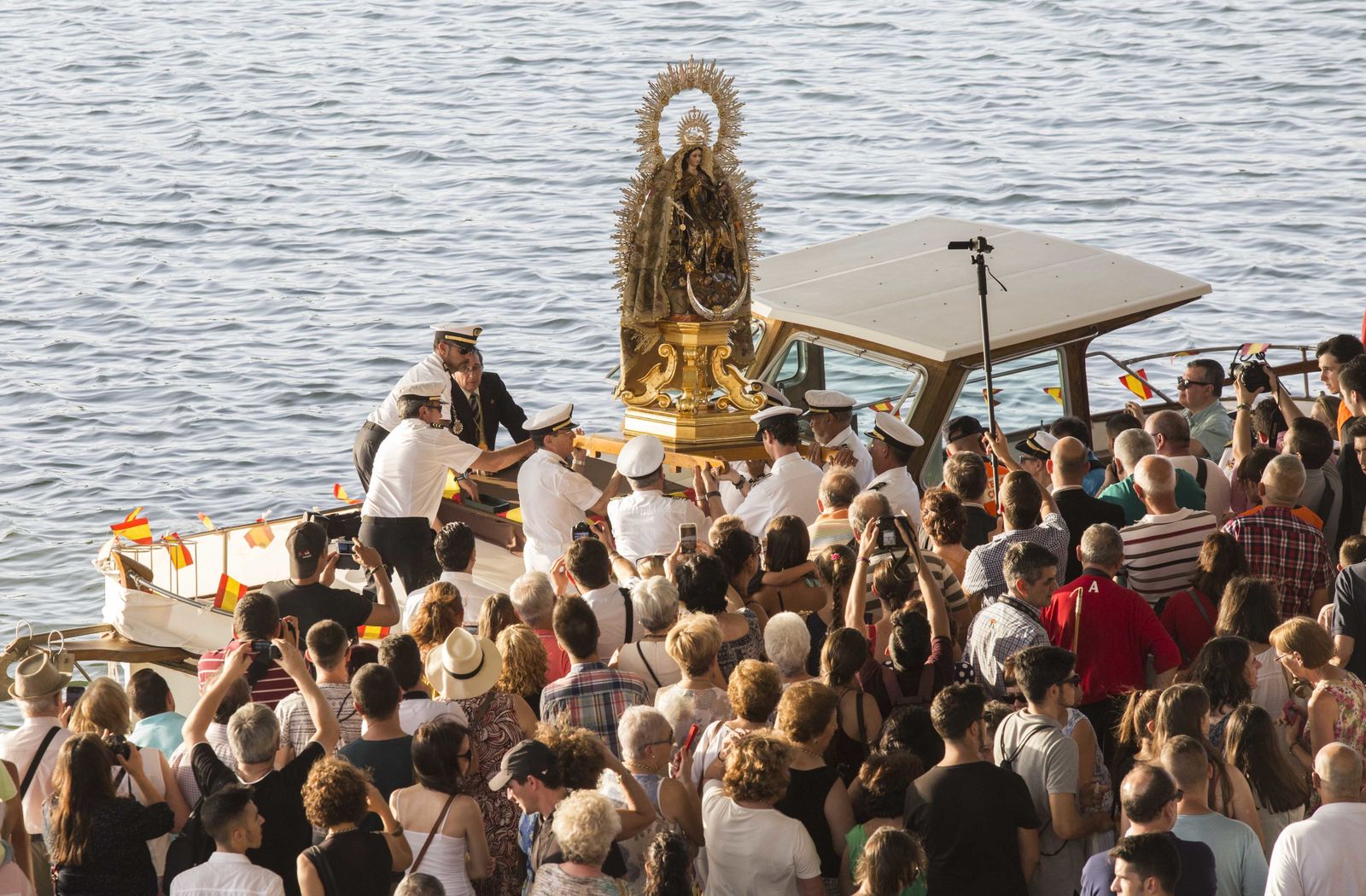Fervor carmelitano en el Guadalquivir