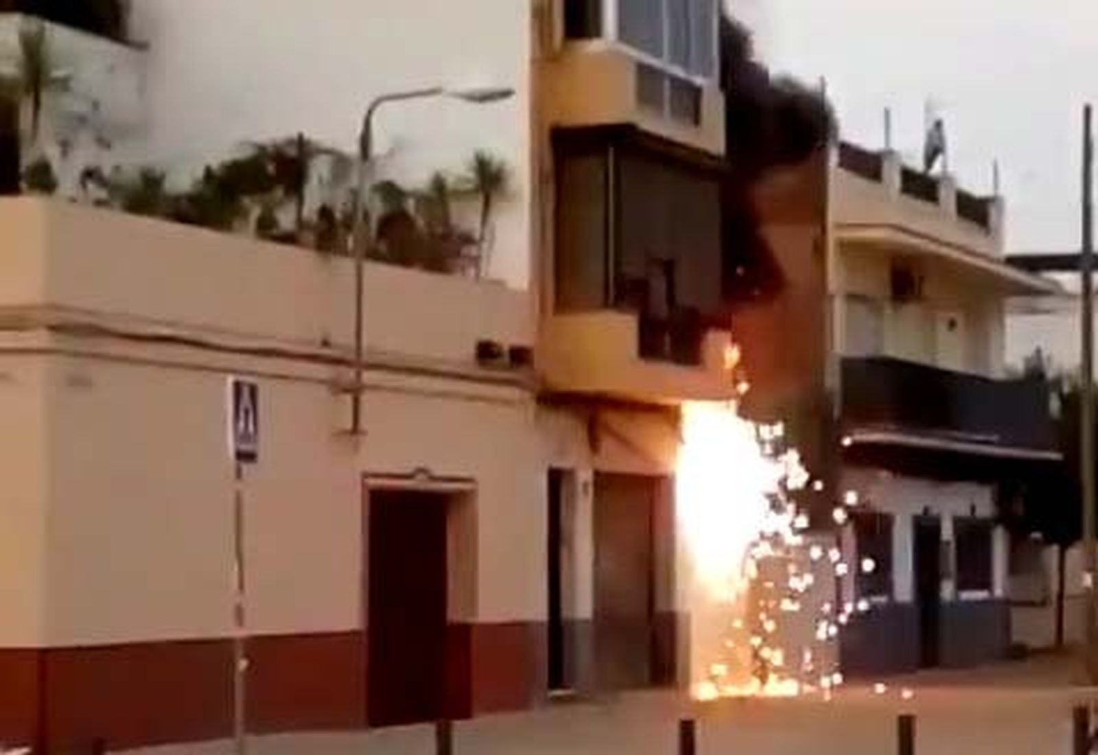 Alarma en Amate por un llamativo incendio junto a un colegio