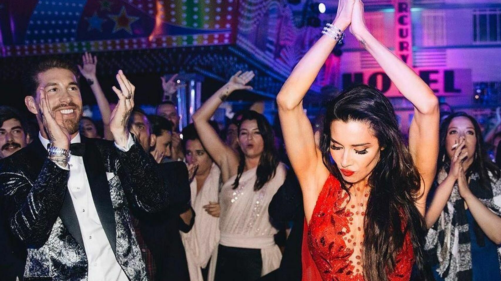 Pilar Rubio, con el impresionante mono rojo que visitó en la fiesta posterior a su enlace.