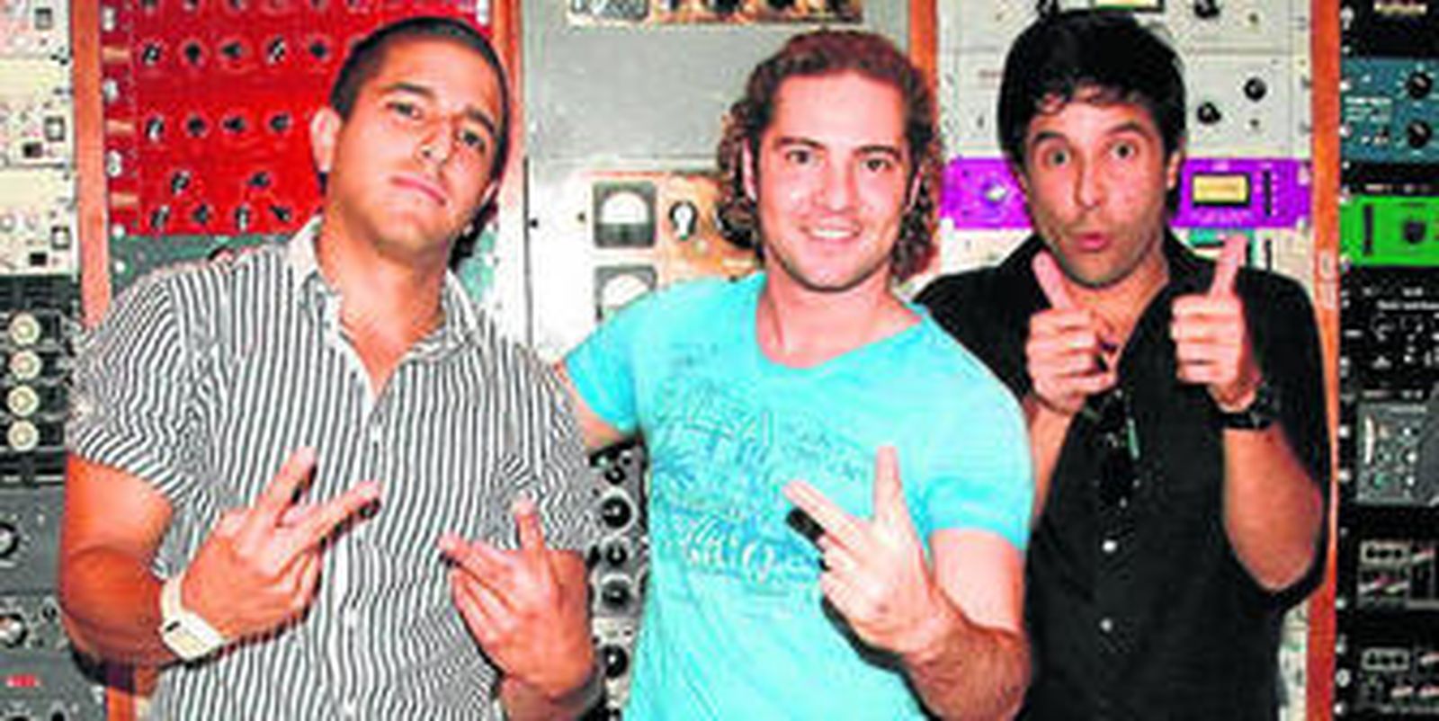 Bisbal y el dúo que interpreta la canción 'No hay dos sin tres'.