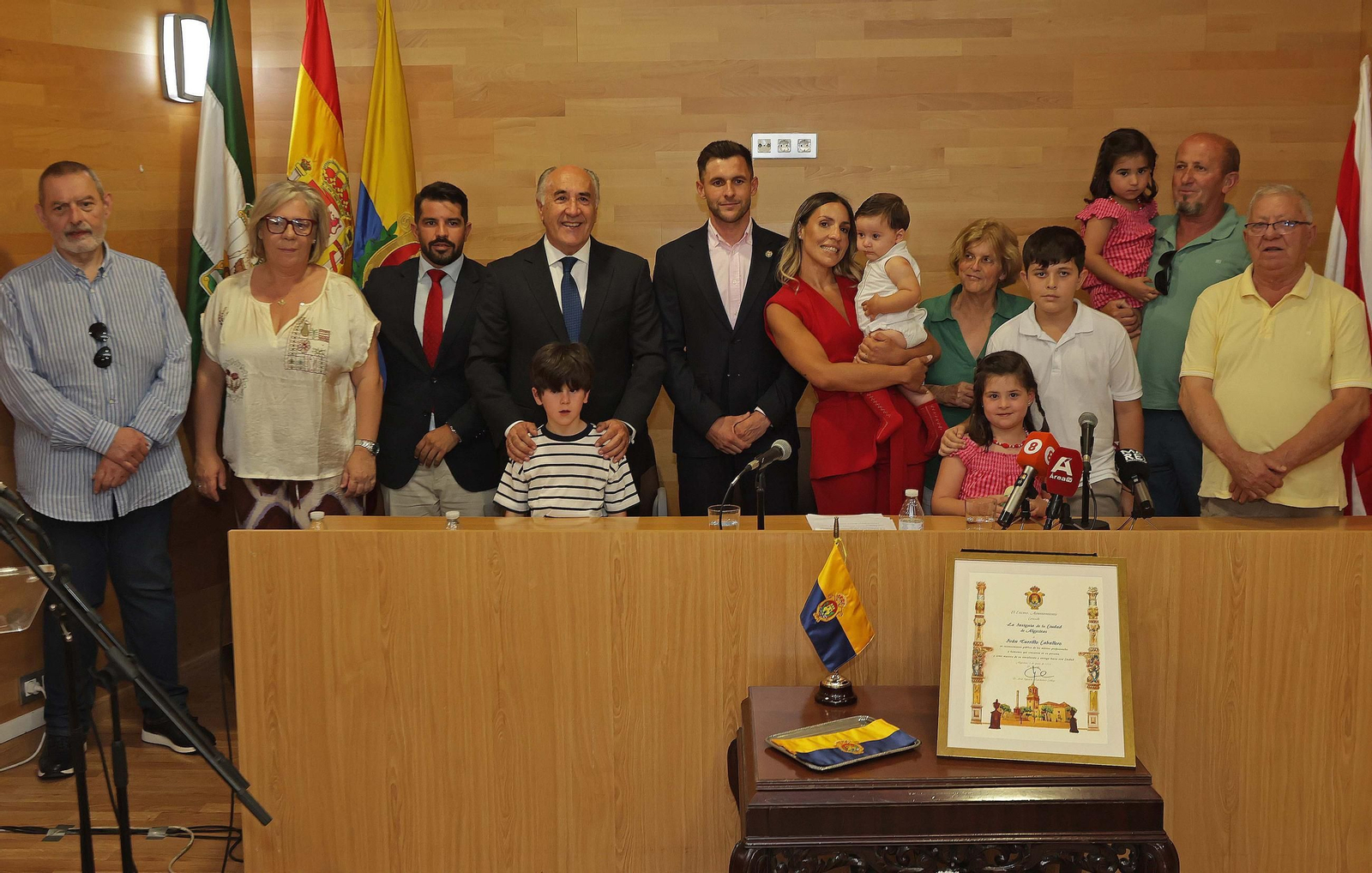 El acto de imposición de la insignia de la ciudad de Algeciras a Iván Turrillo, en imágenes