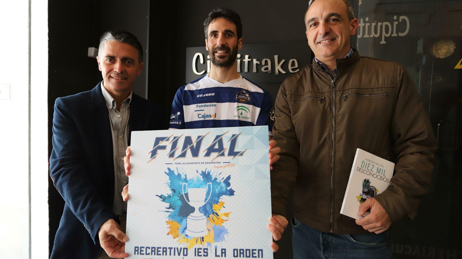 Paco Ojeda, Pablo Abián y Narciso Rojas, con el cartel anunciador de la final de mañana.