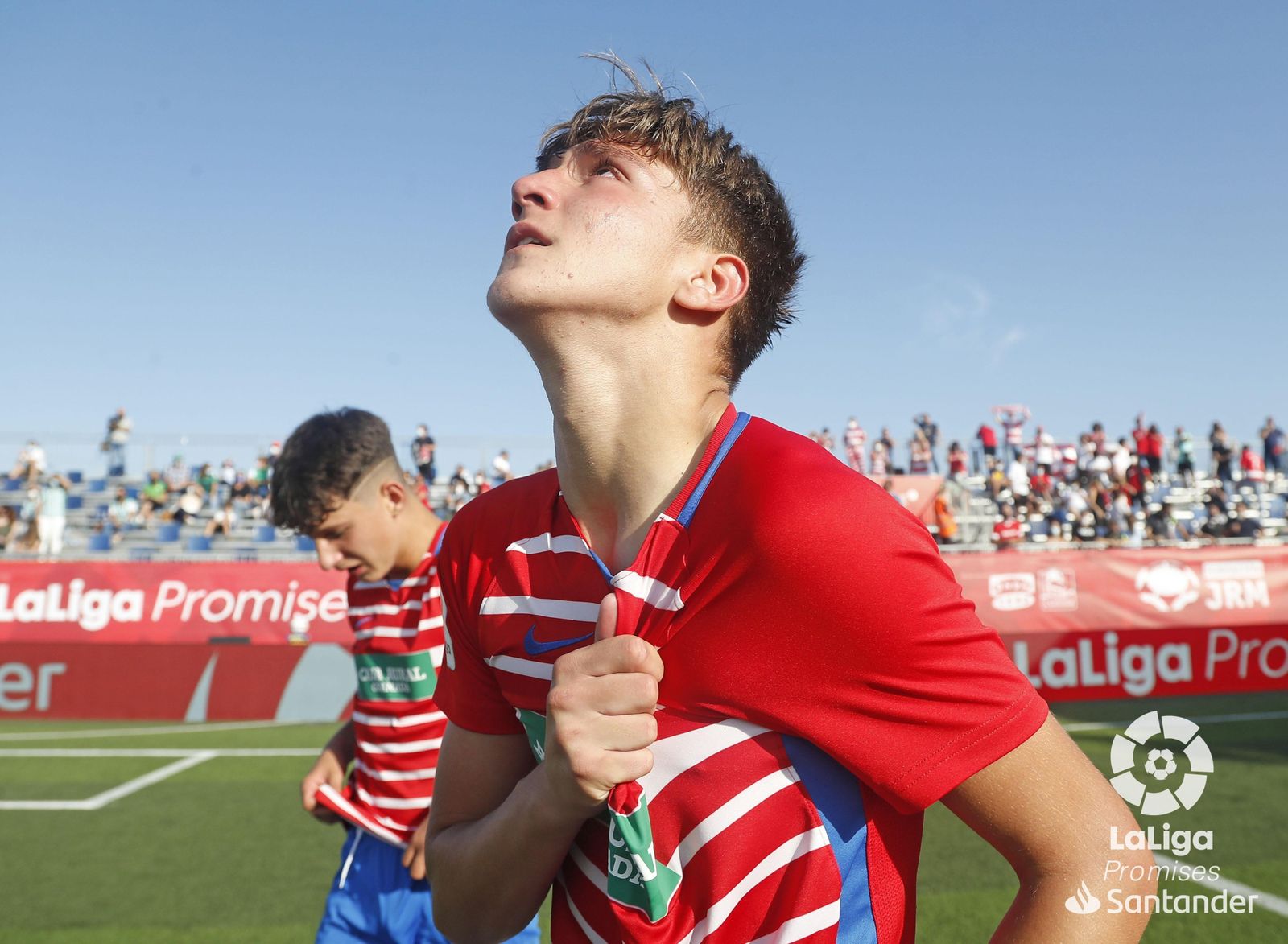 Los jugadores, emocionados, celebran el pase.