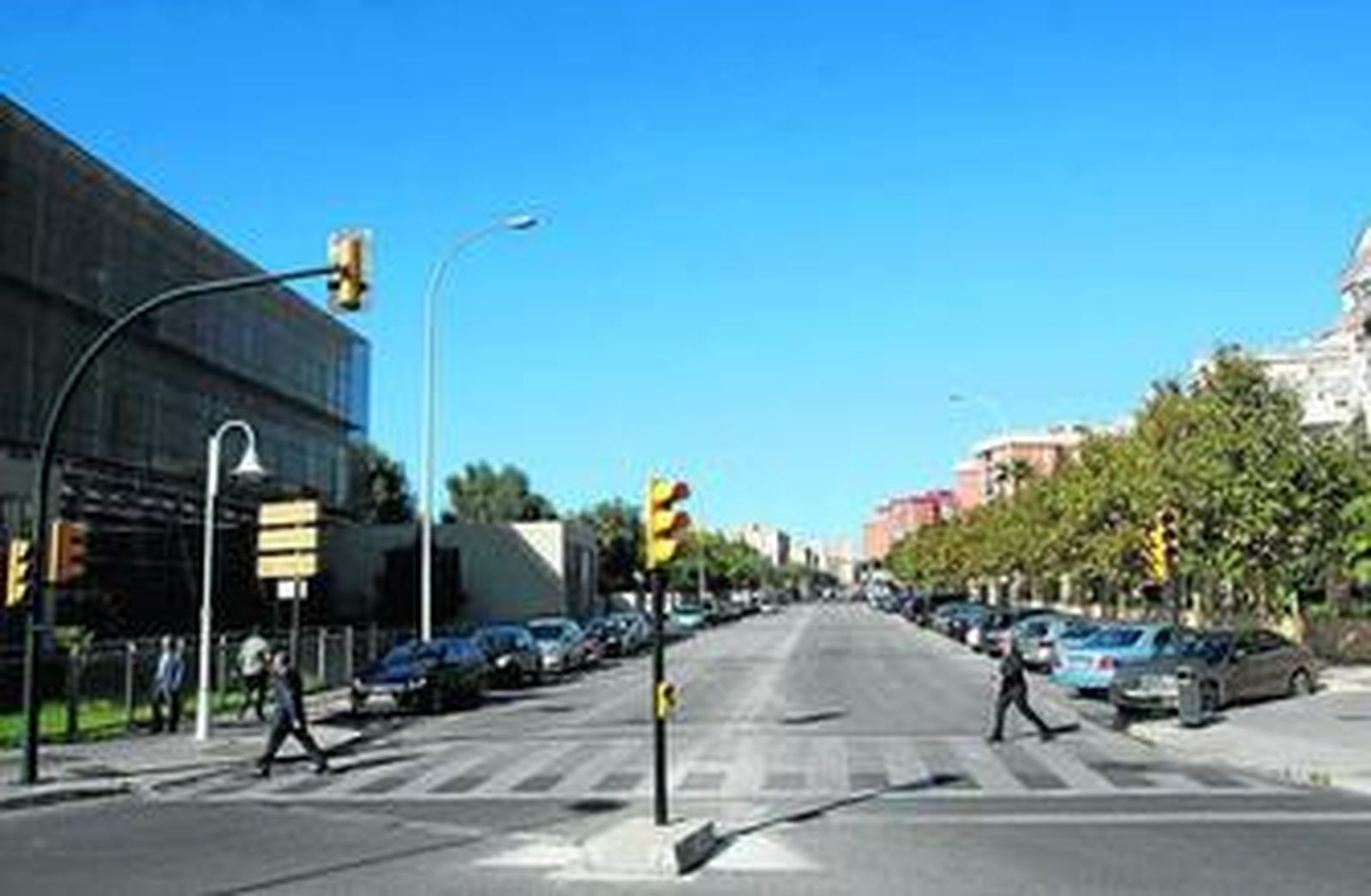 En la página anterior, panorámica de la Avenida de los Guindos desde  el cruce con la calle Pacífico, cerca de la playa. En esta página, de arriba a abajo y de izquierda a derecha, acceso al complejo residencial Las Pirámides con atrezzo digno de Samuel Bronston, terrazas en la avenida Sor Teresa Prat, apunte escultórico en la playa tranquila y el Centro Cívico, hogar de historia y de leyendas.