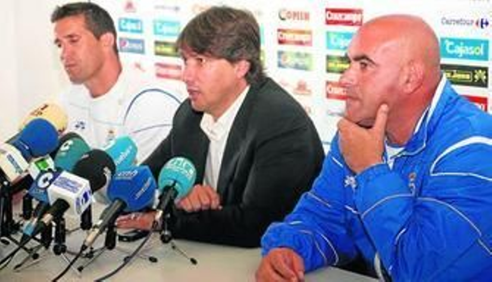 Alfonso Serrano se dirige a los medios el día de la presentación de Carlos Ríos y Juan Merino como entrenadores del primer equipo.