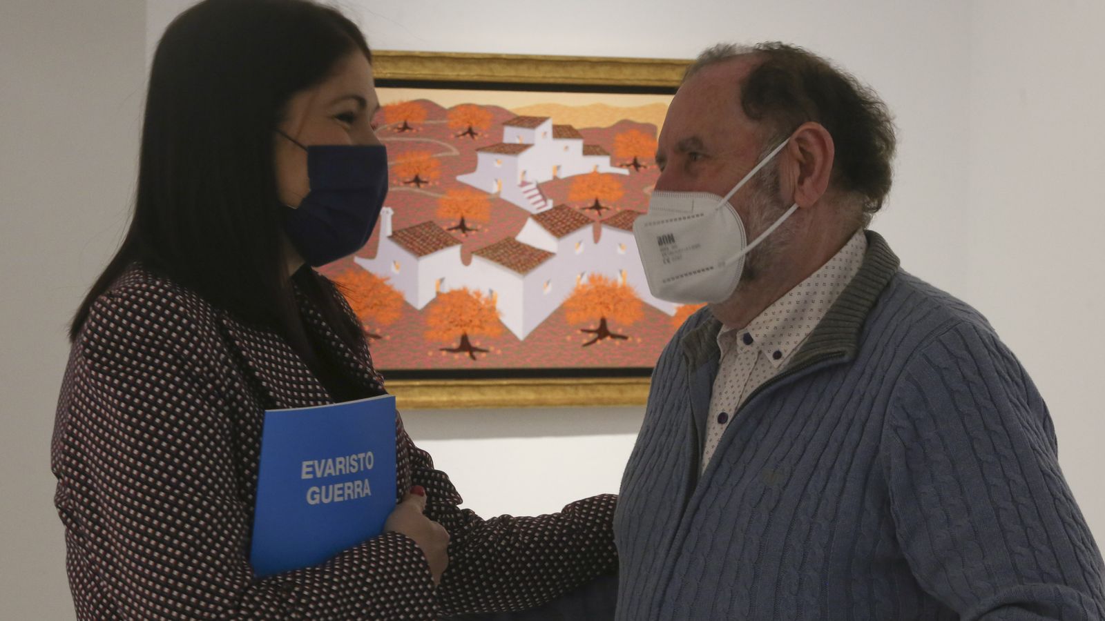 Concejala de Cultura, Noelia Losada, junto con el artista, Evaristo Guerra.