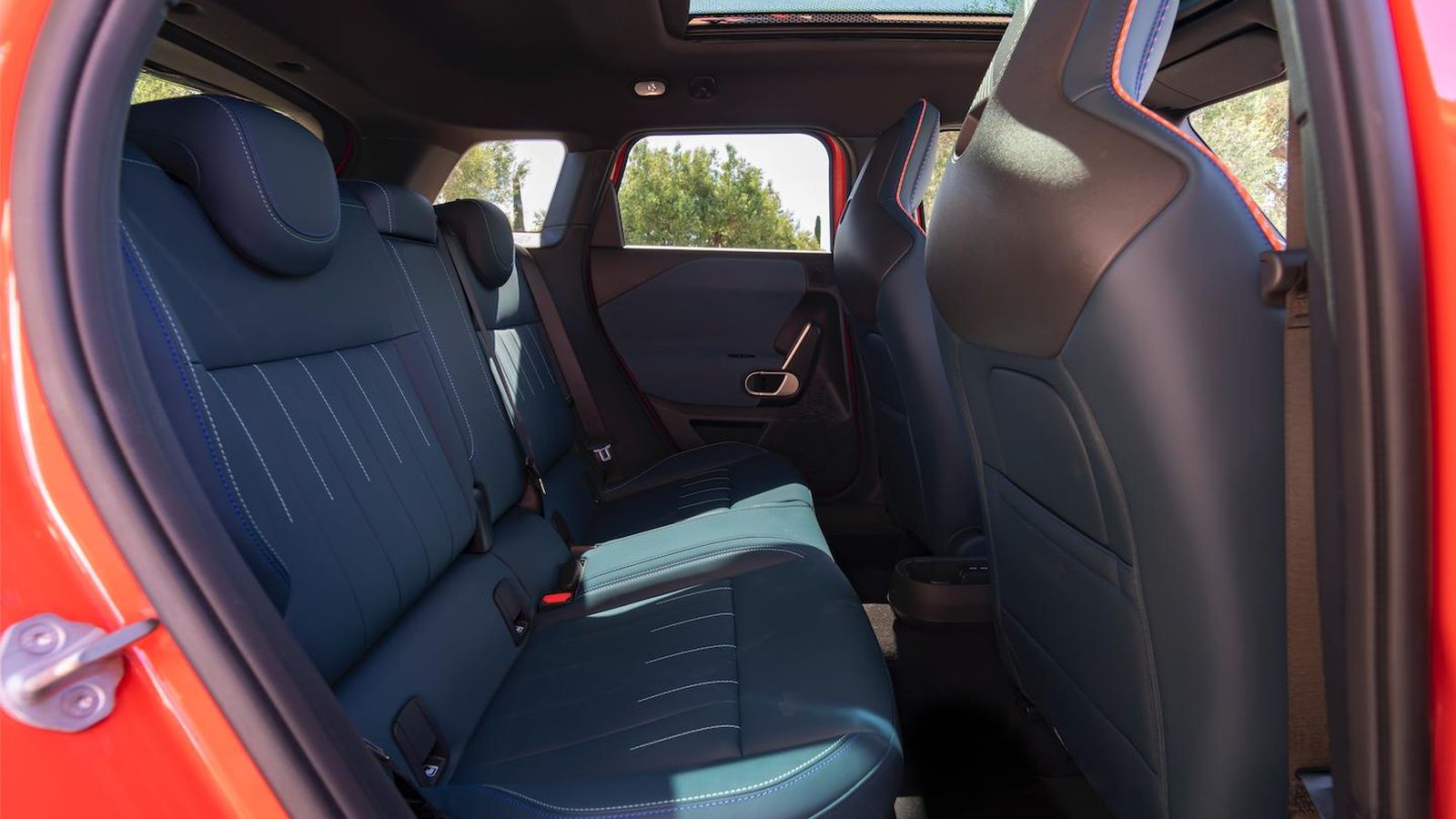 Una de la diferencias con los Cooper, además de que tiene dos puertas más, es que está homologado para cinco ocupantes.