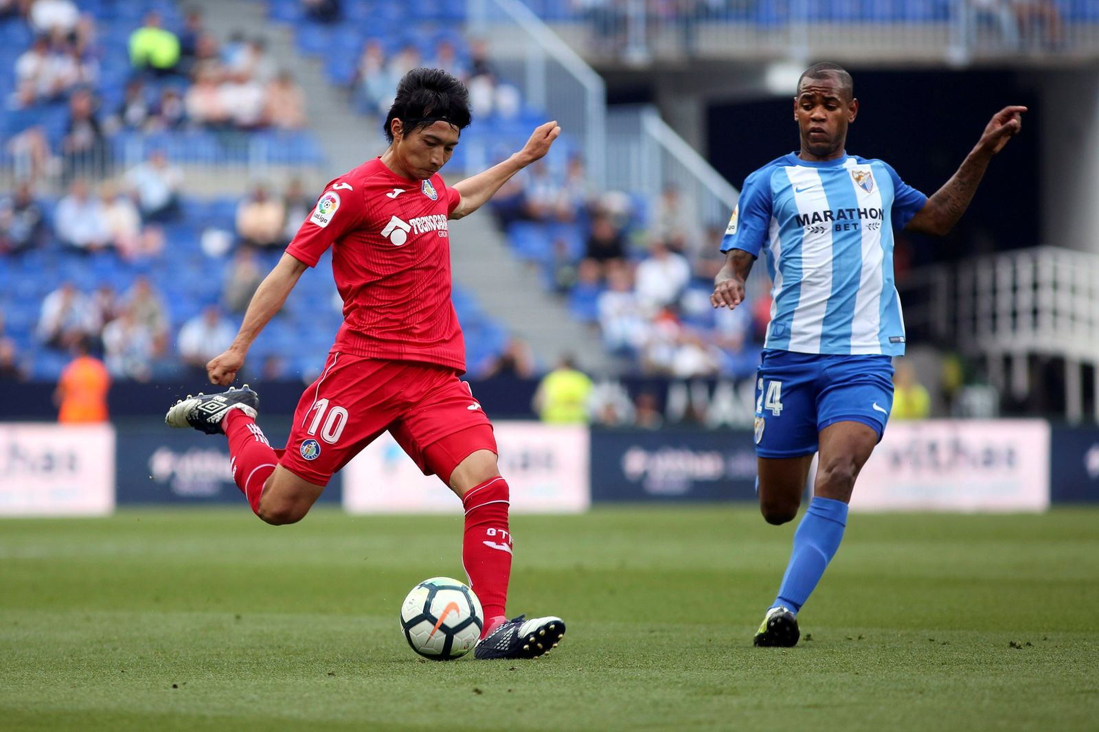 Shibasaki golpea el balón ante el malaguista Rolan.