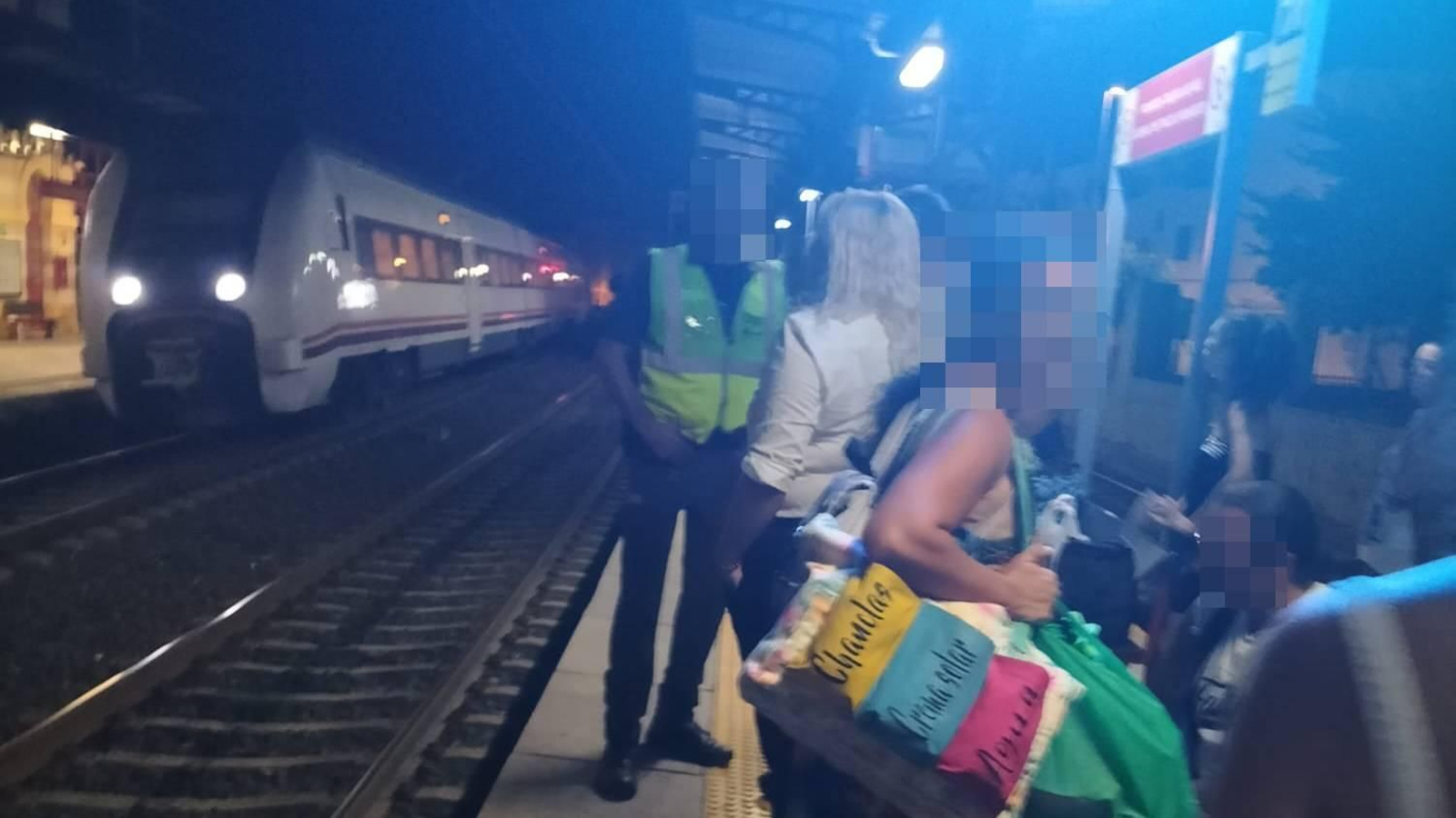 Los pasejeros desalojados del tren afectado, en la estación de Dos Hermanas.