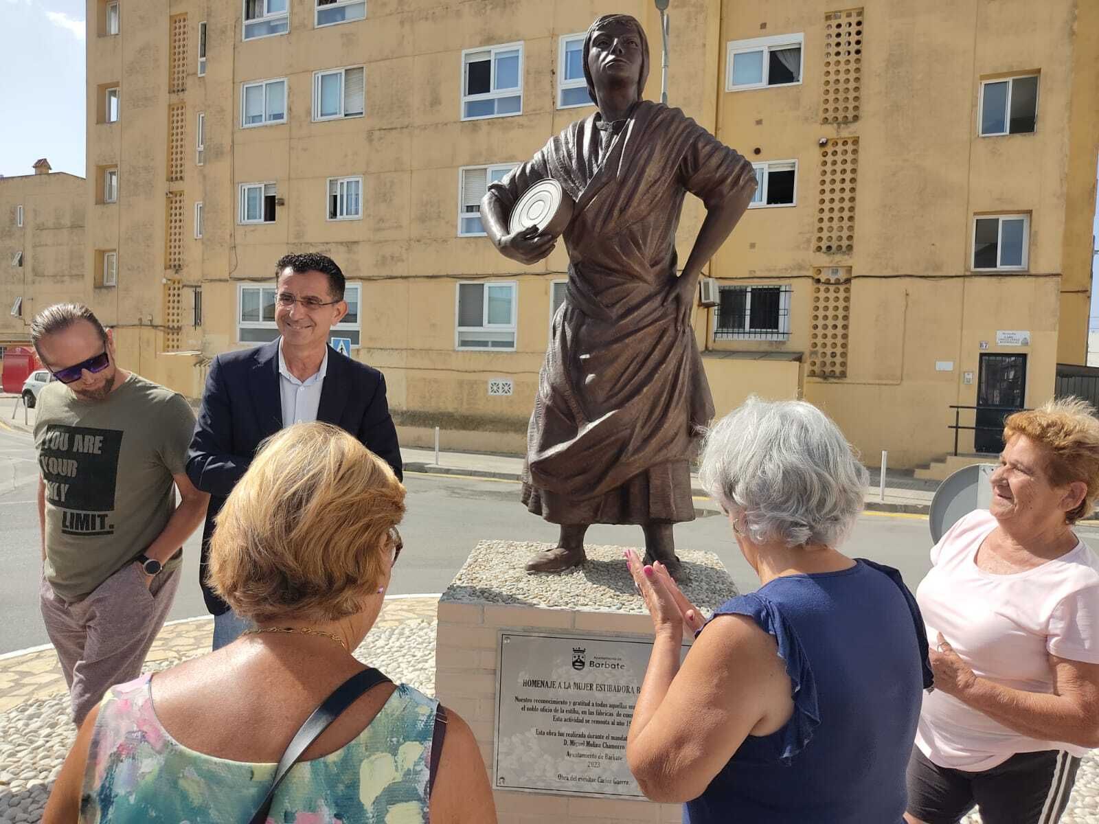 La escultura inaugurada en Barbate, a las mujeres de las fábricas de conservas.