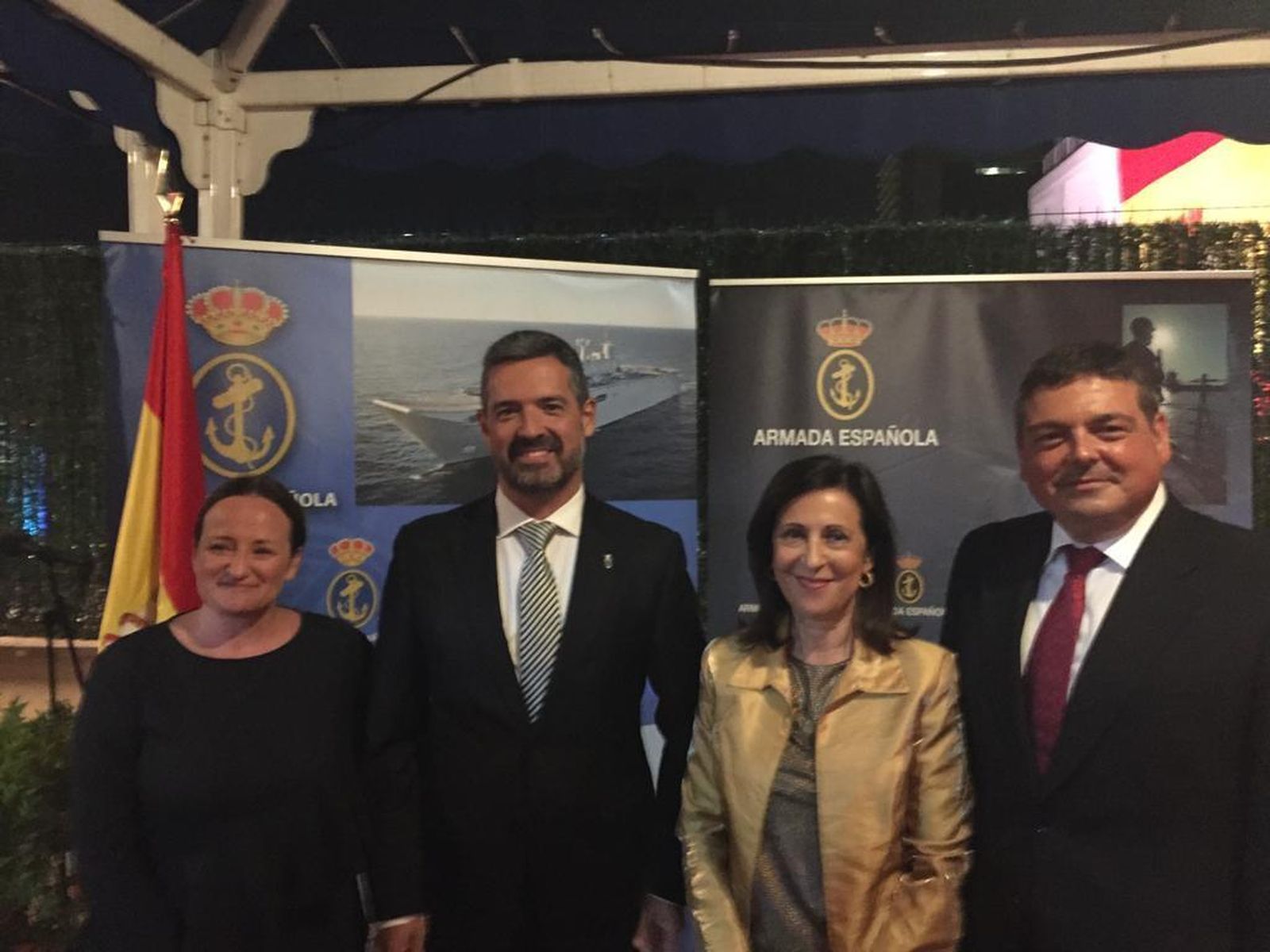 El alcalde, la ministra de Defensa y dos concejales tras recibir el premio.