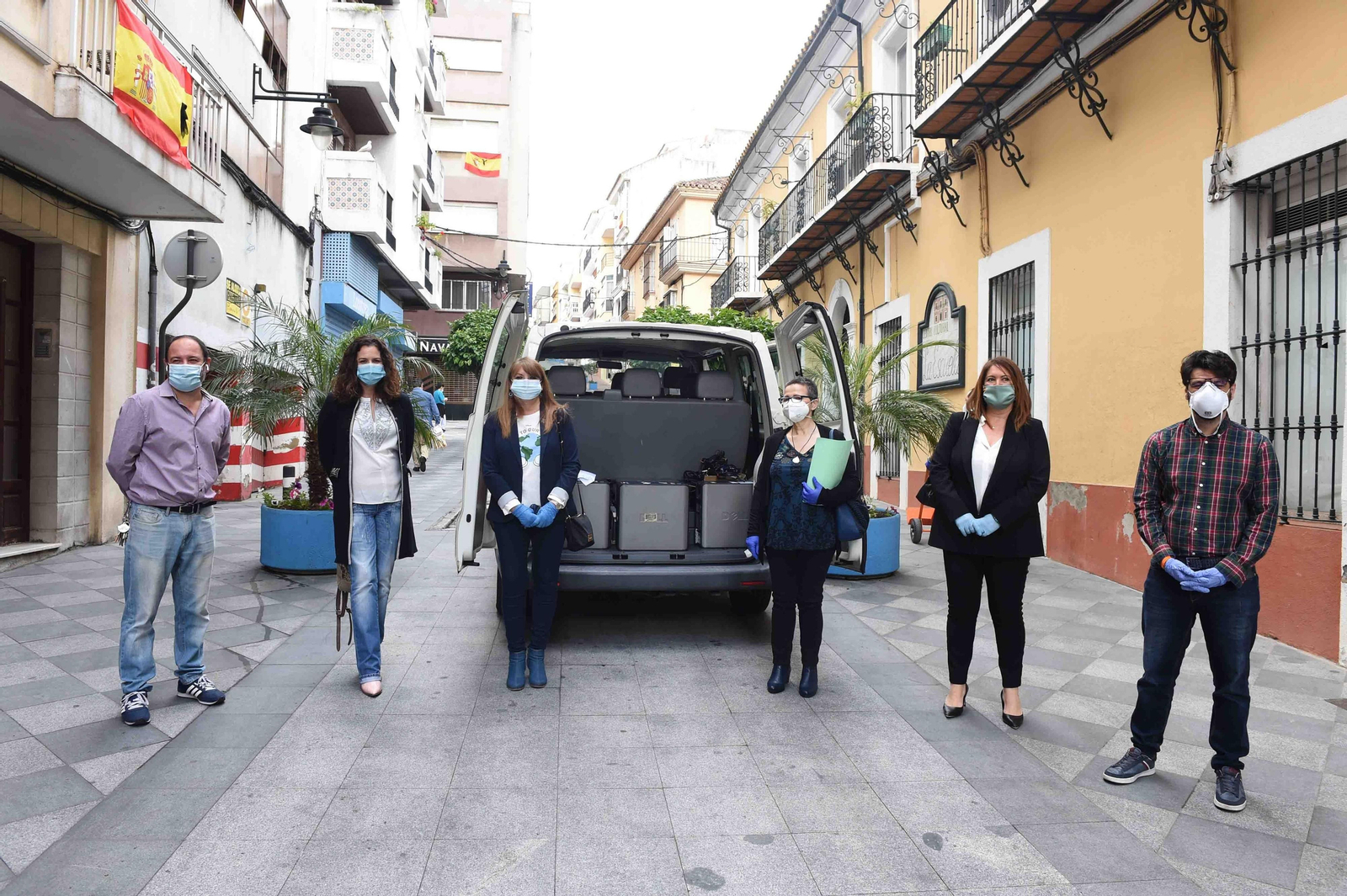 Los representantes de Apadis y del Ayuntamiento de Algeciras durante la entrega de los ordenadores.