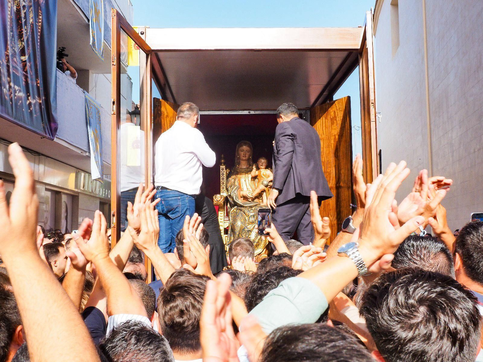 La Virgen de la Bella, colocada en el camión en el que es trasladada a Huelva.